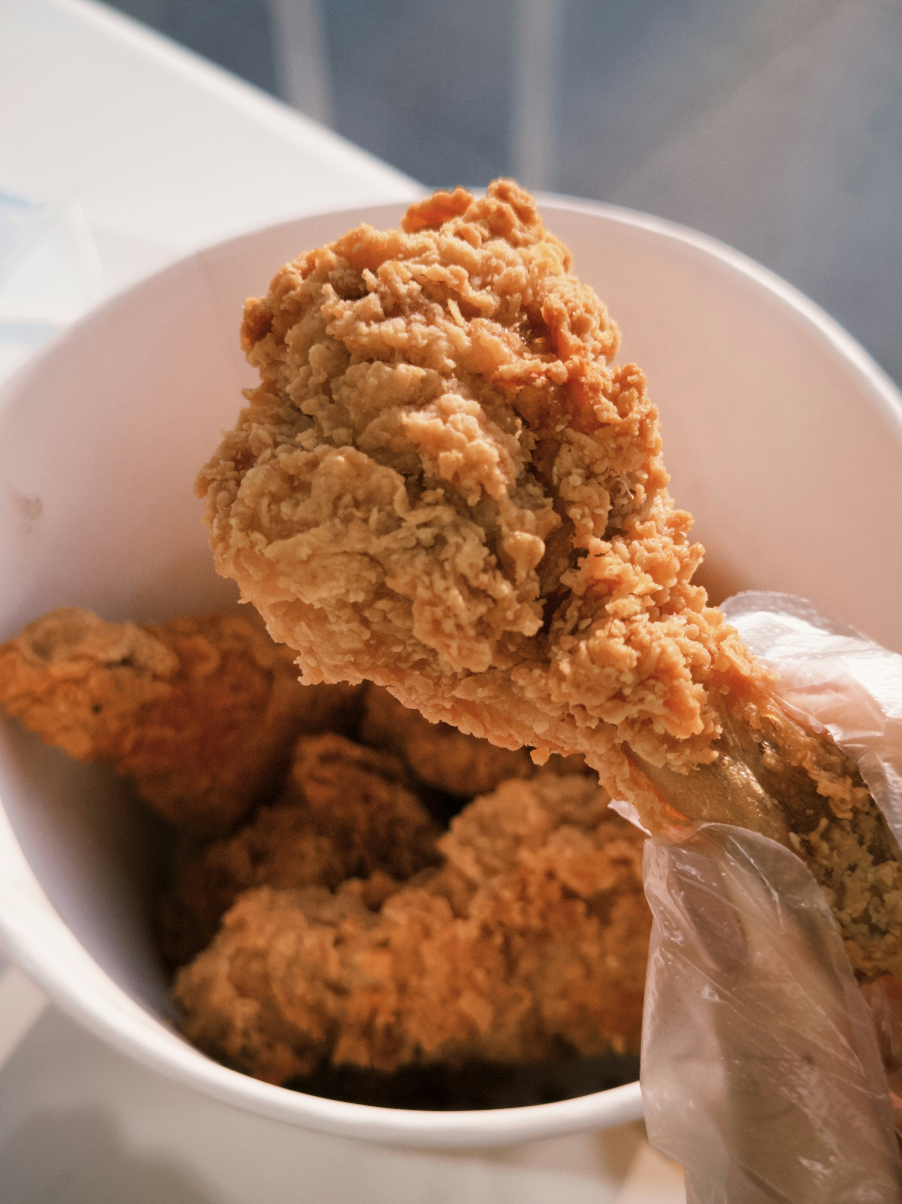 Un primo piano di una ciotola di cibo con un cucchiaio