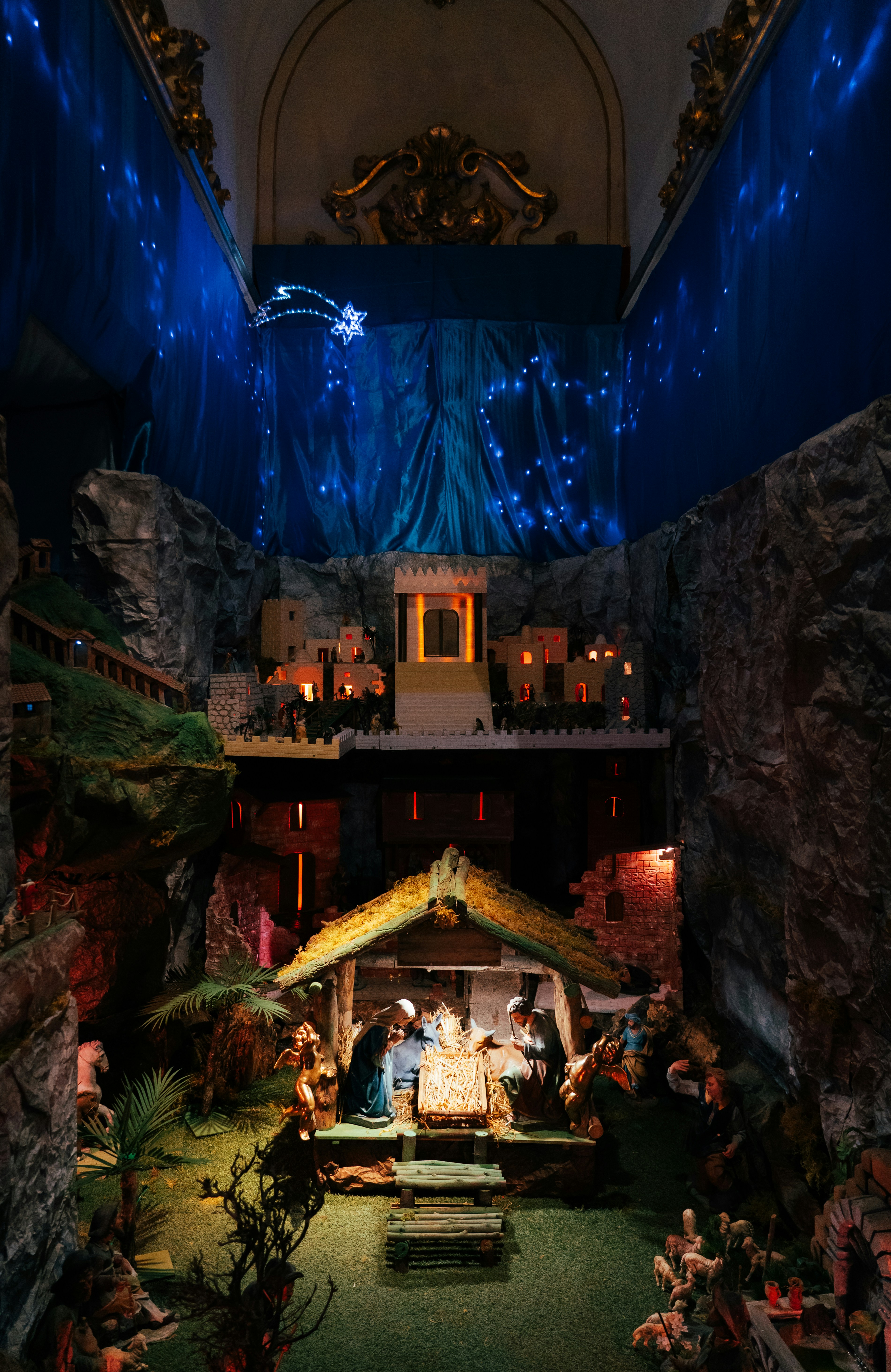 New Christmas Hymns - Lo, the Dawn of Man's Salvation...