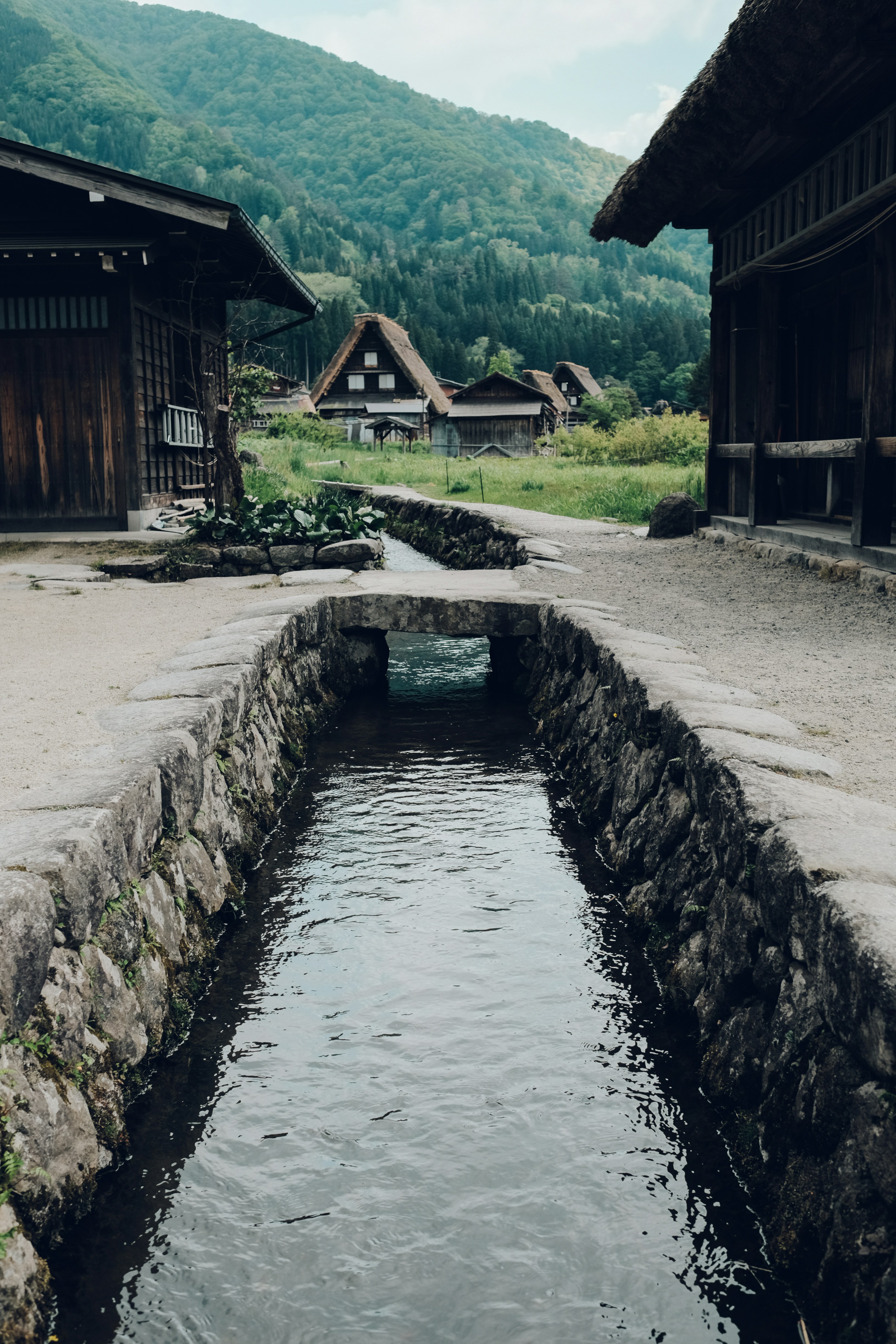 村の小さな水の流れ