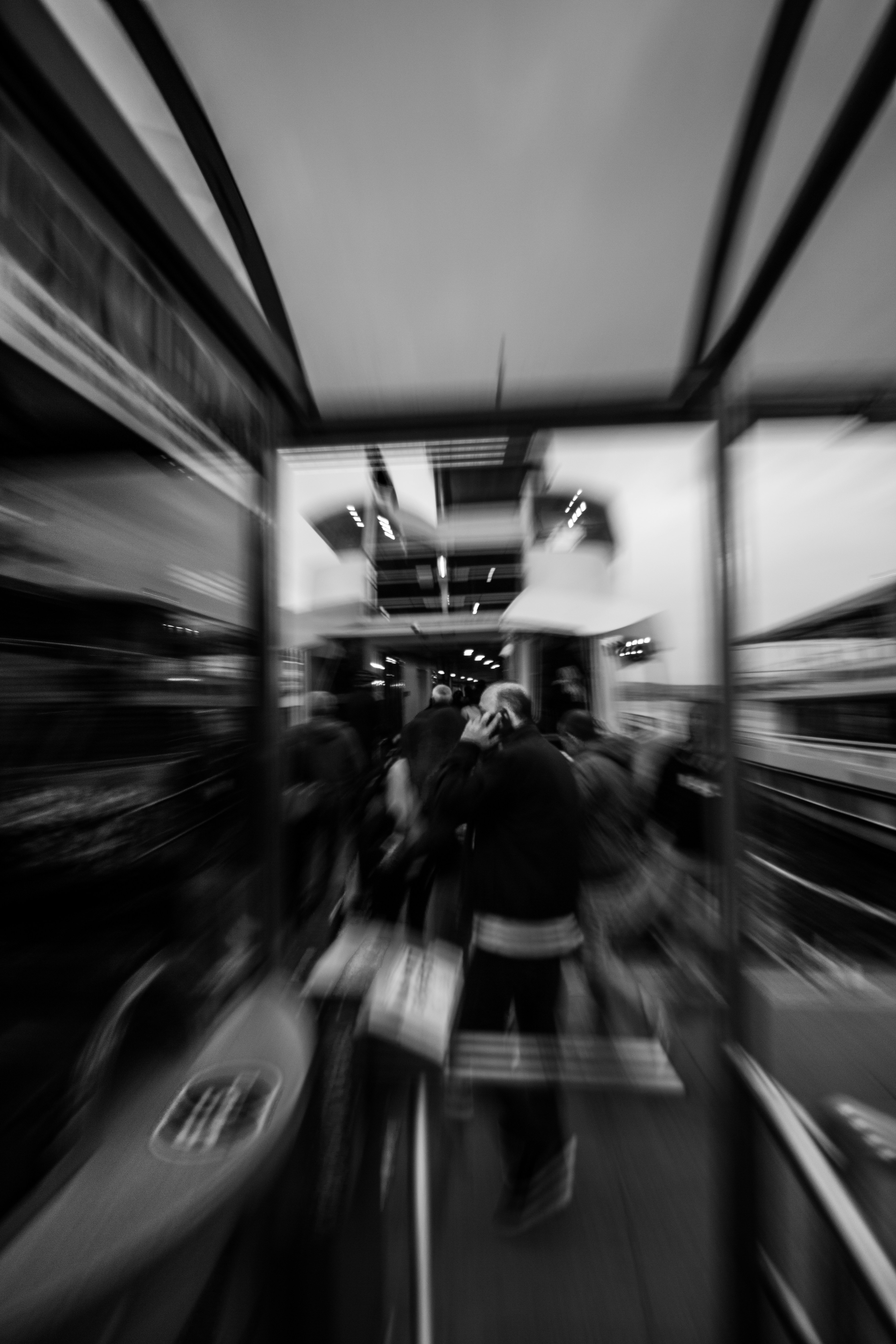 Ein verschwommenes Foto einer Gruppe von Menschen in einem Zug