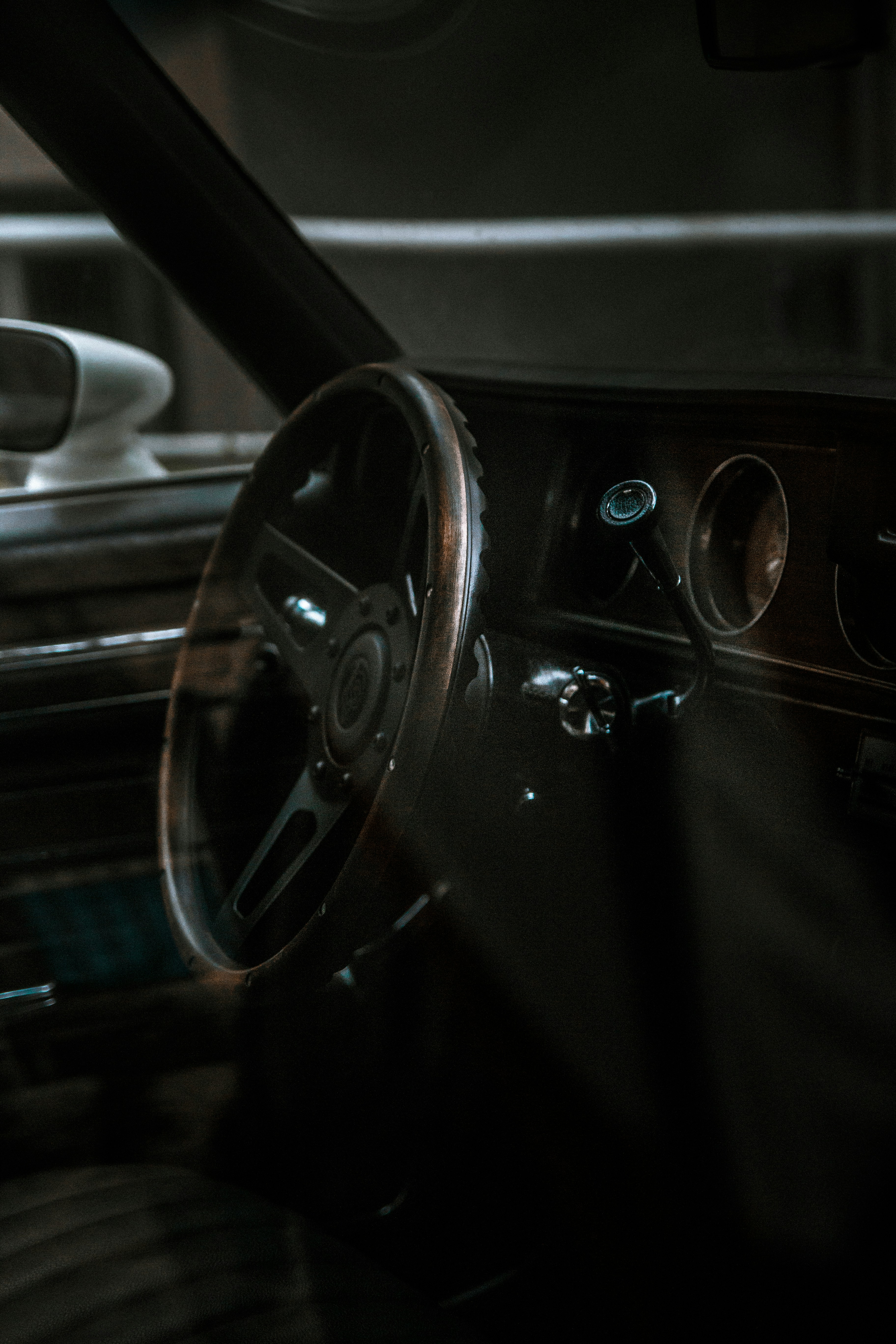 Das Interieur eines Autos mit Lenkrad und Armaturenbrett