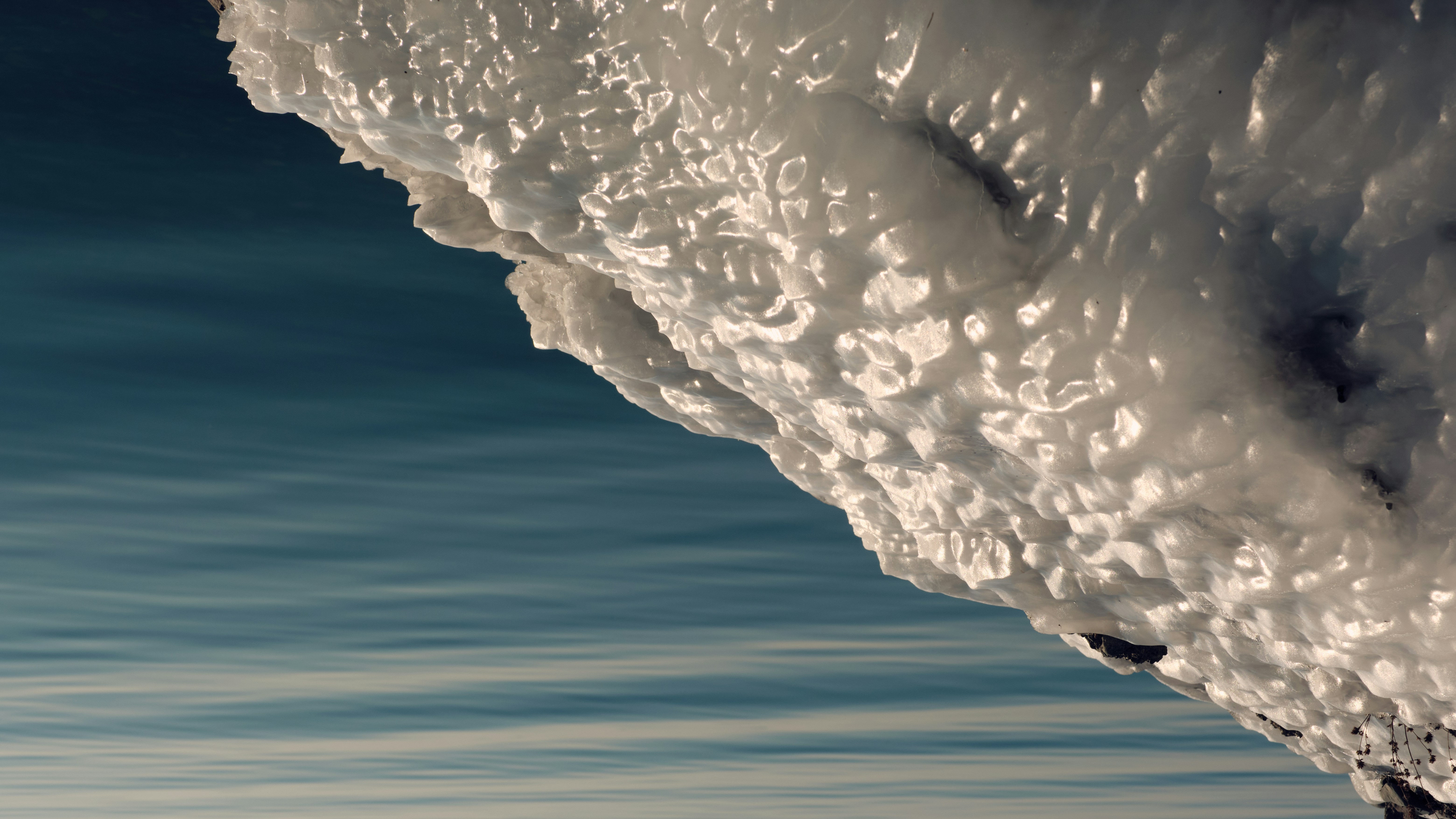 サーフボードの上で波に乗る男性