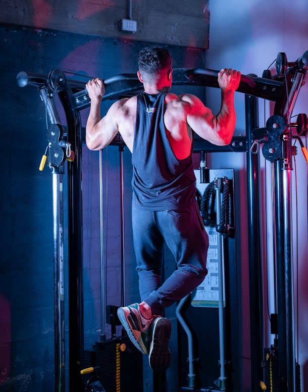 A man is doing a pull up on a machine