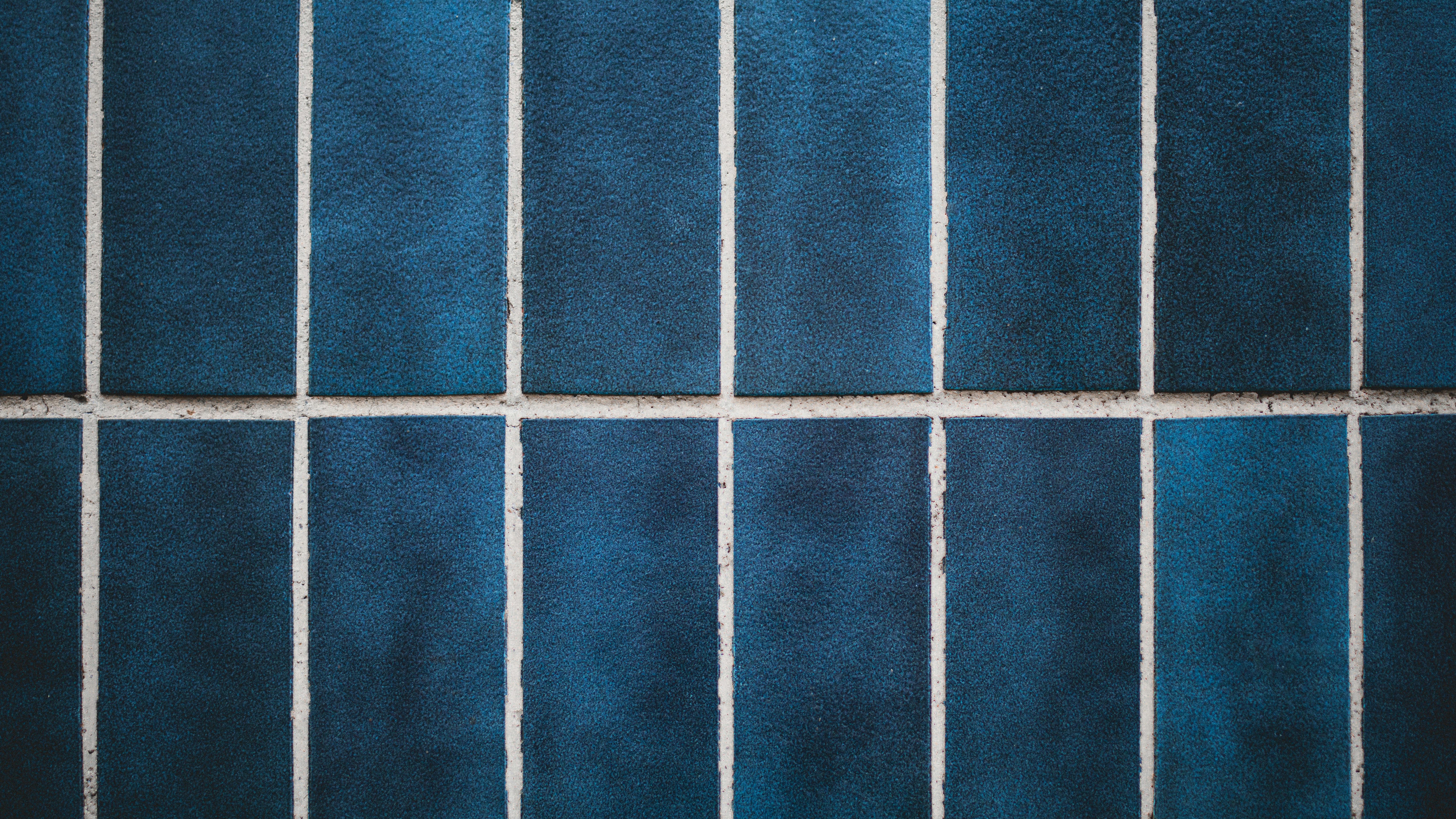 Gros plan d’une cellule de prison avec des barreaux