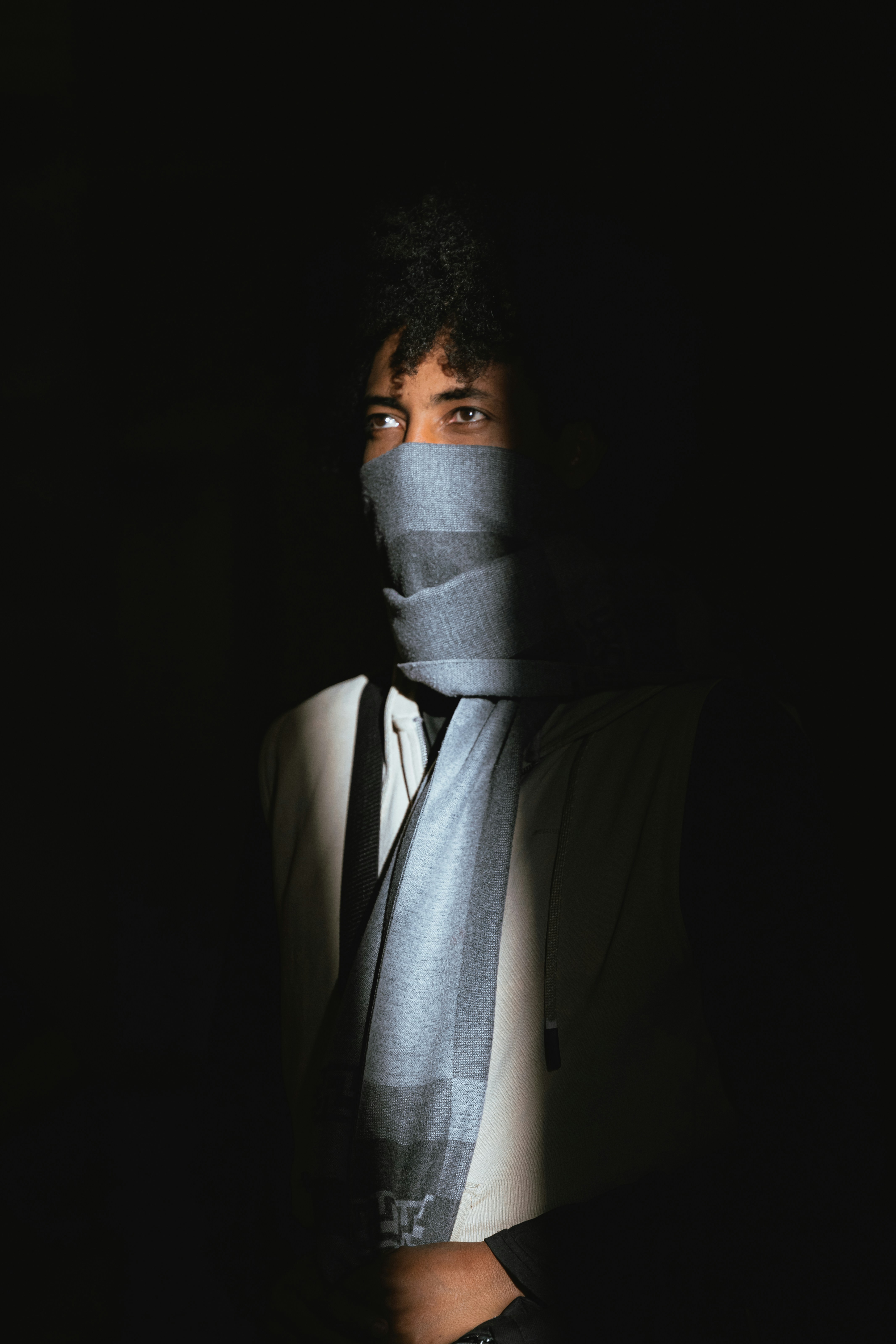 Ein Mann mit Maske und Krawatte