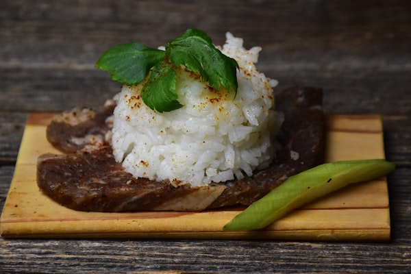 Tofu-steak met pindasaus en rijst — receptfoto