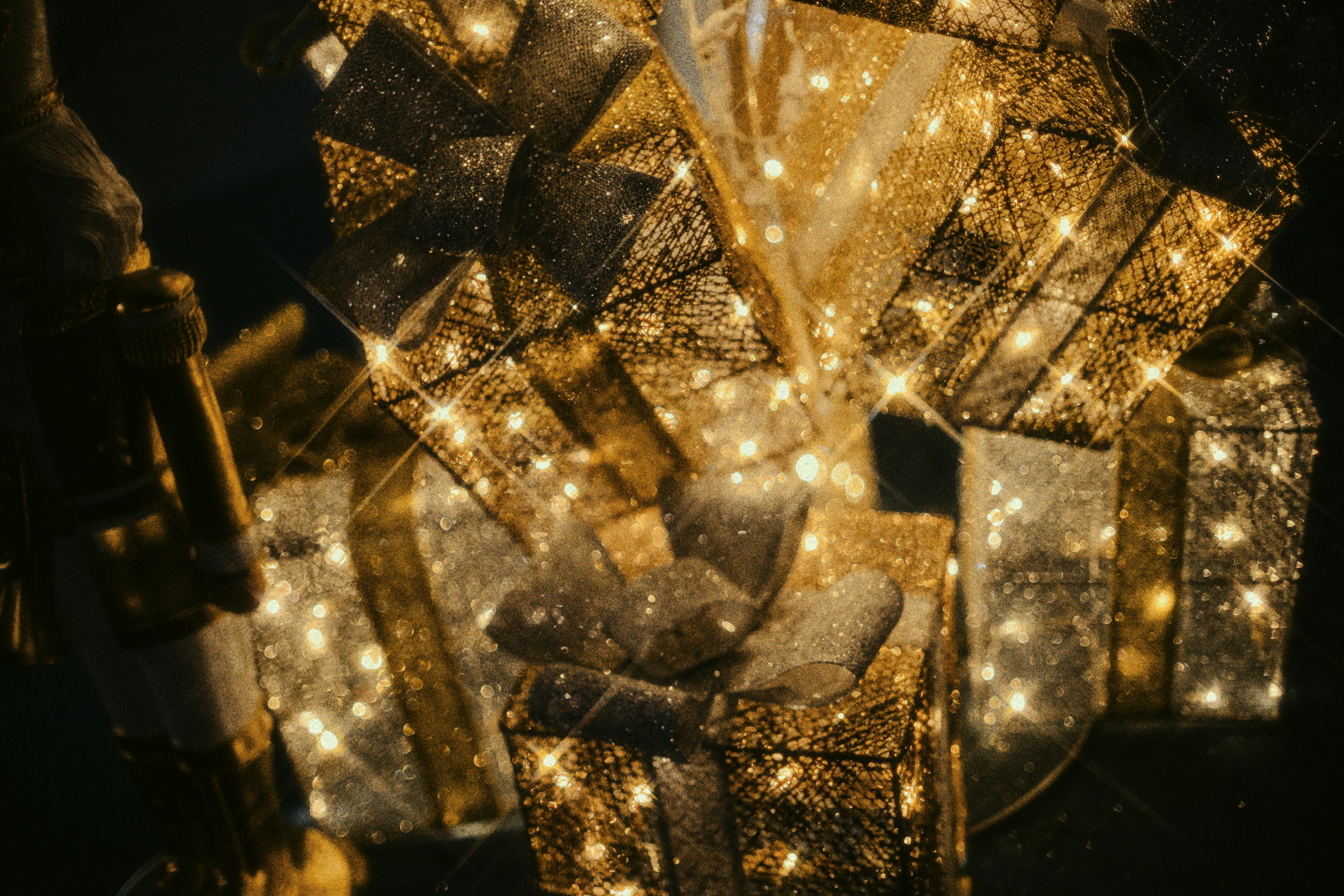 A bunch of lights that are on a table