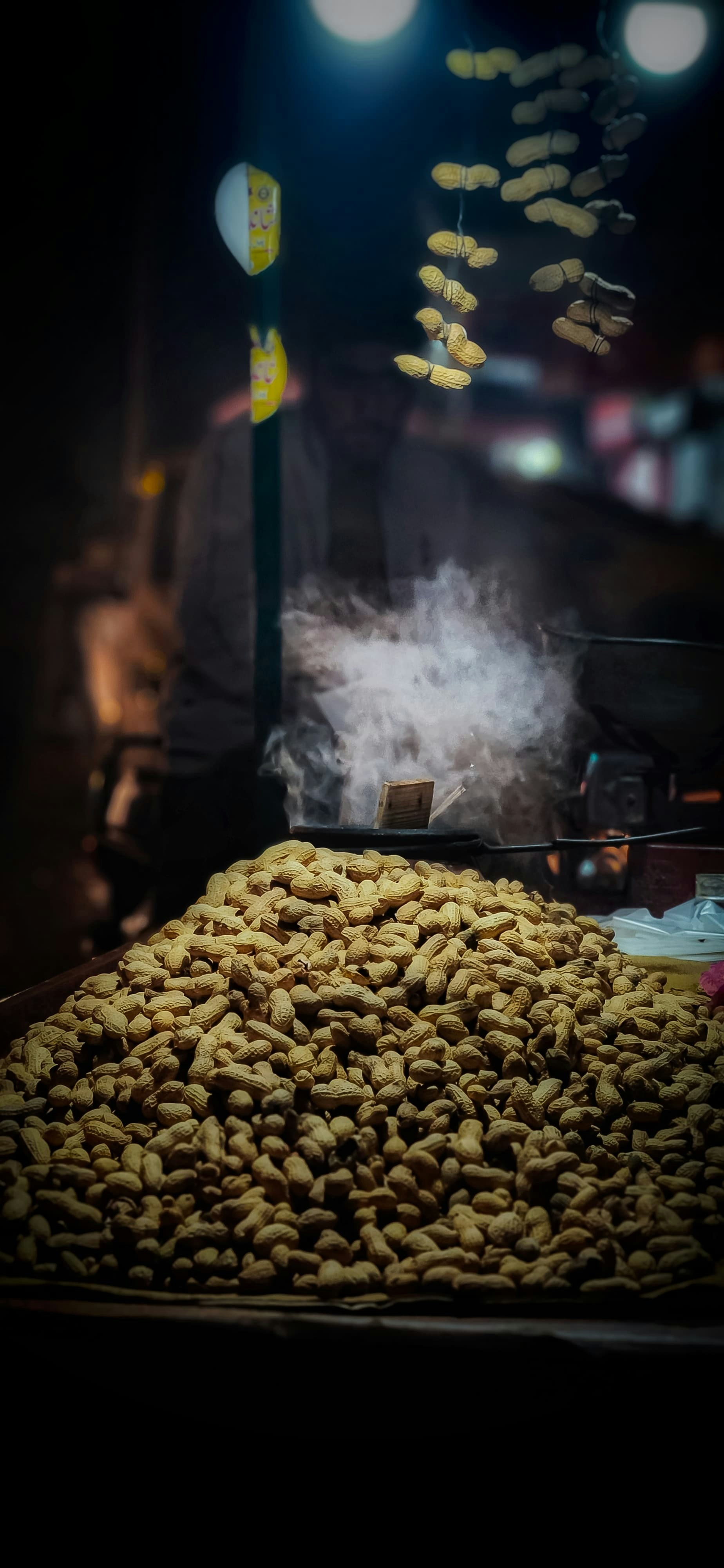 Uma pilha de comida sentada em cima de uma mesa