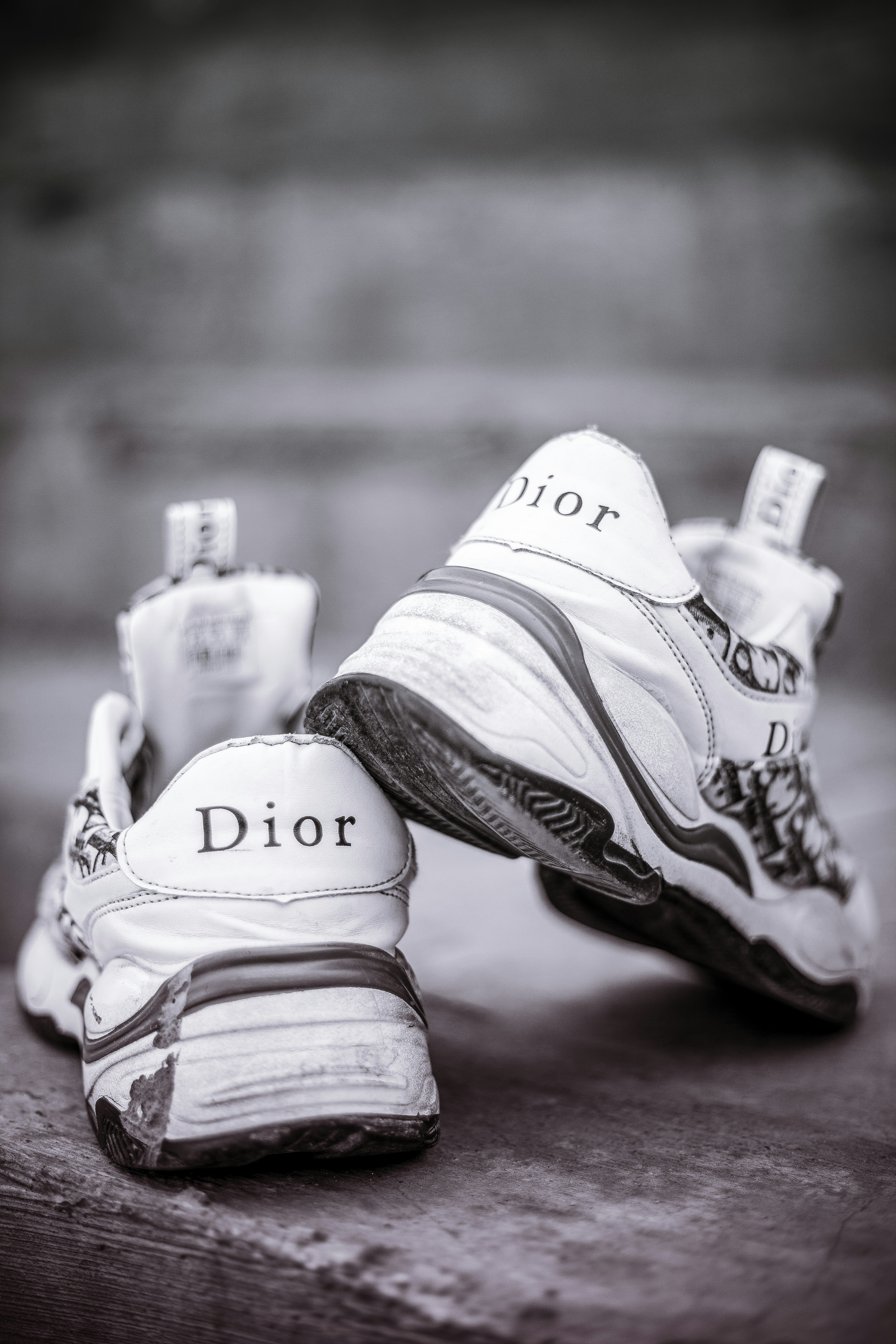 Sneakers blanches modernes sur fond clair, collection Dady Shoes