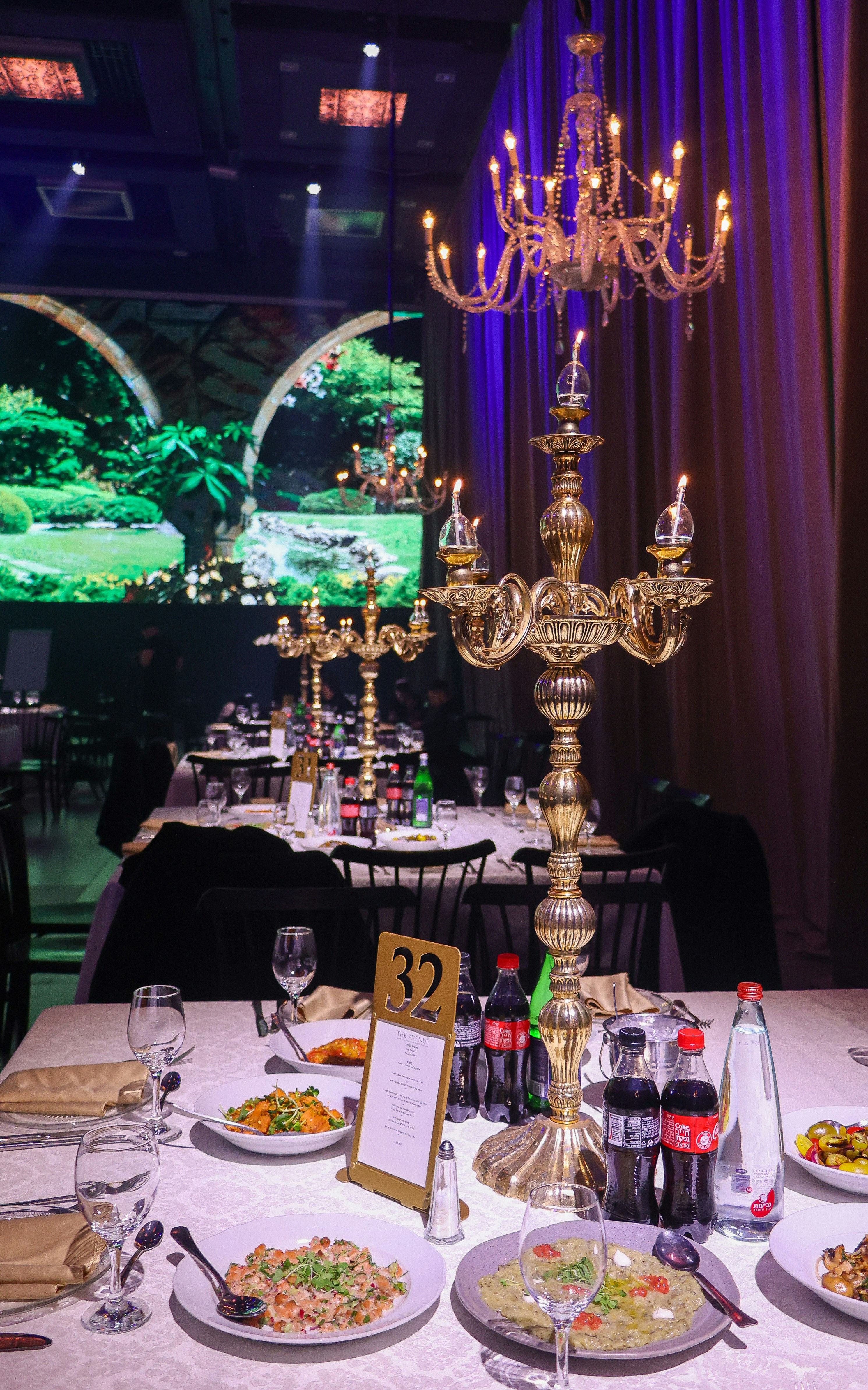 Elegante tafelsetting met gouden kandelaar op een formeel evenement.