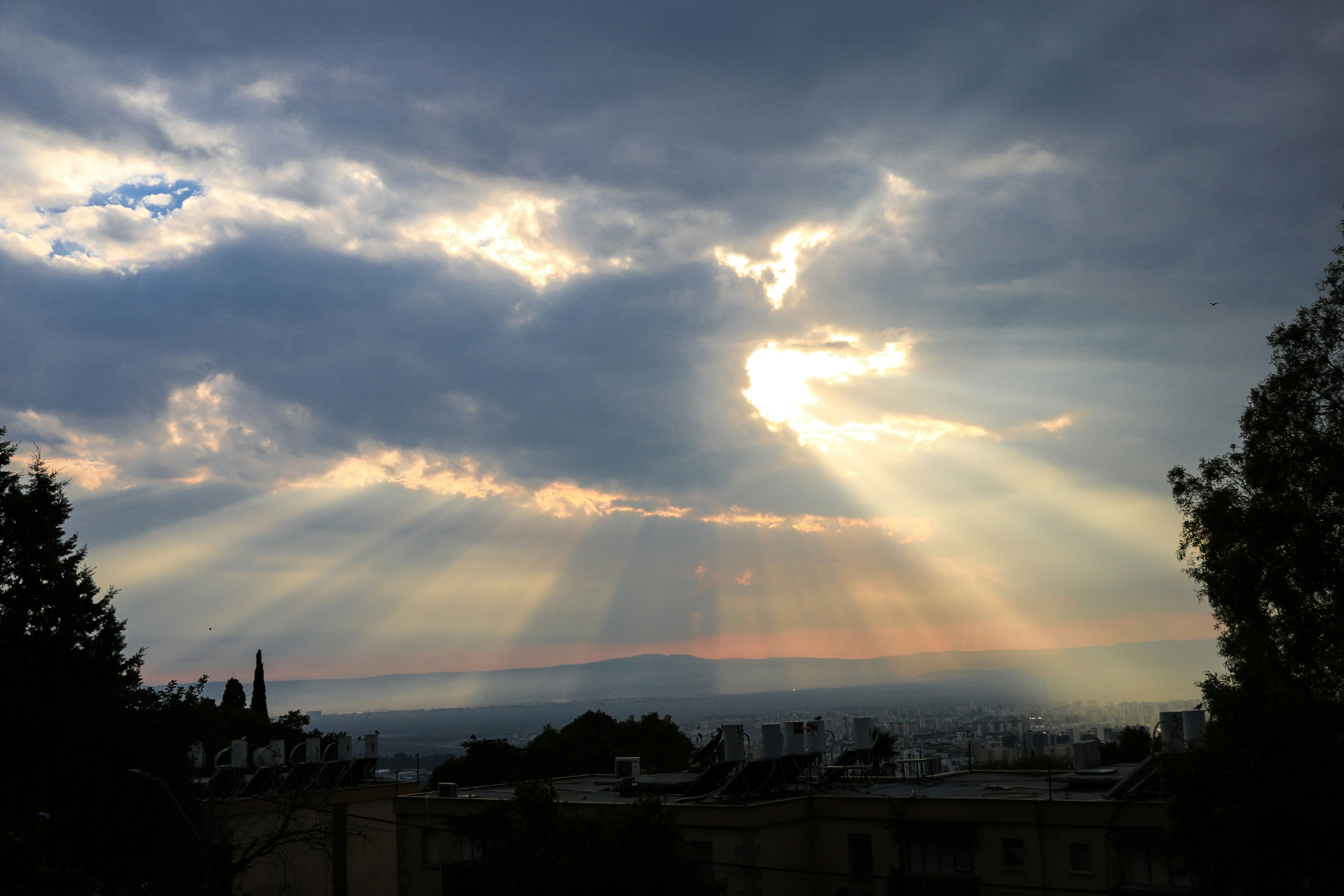 Il sole splende tra le nuvole sopra una città