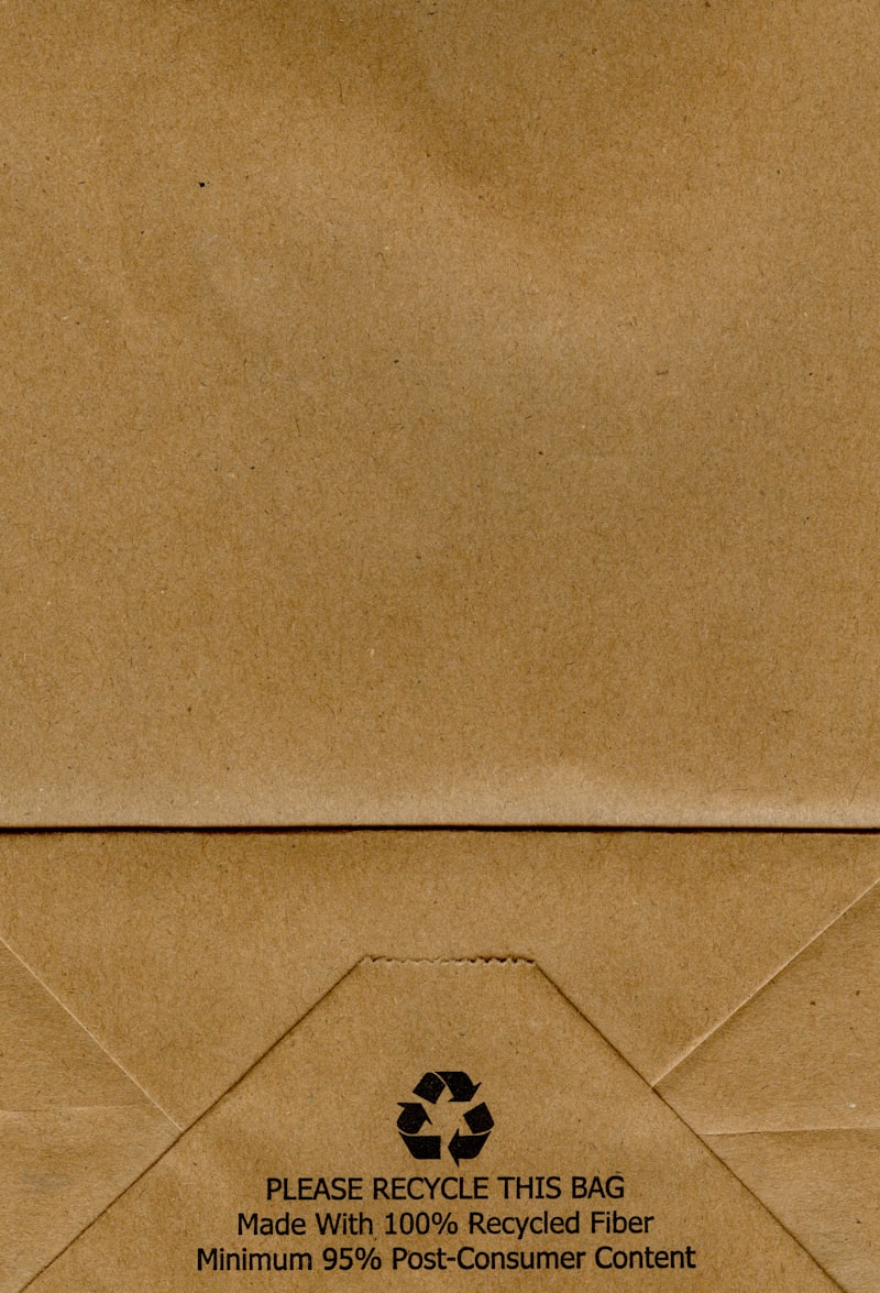 Brauner Umschlag mit Recycling-Symbol
