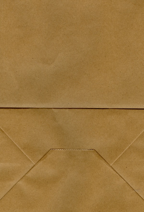 Detail eines Papierumschlags als Materialbezug