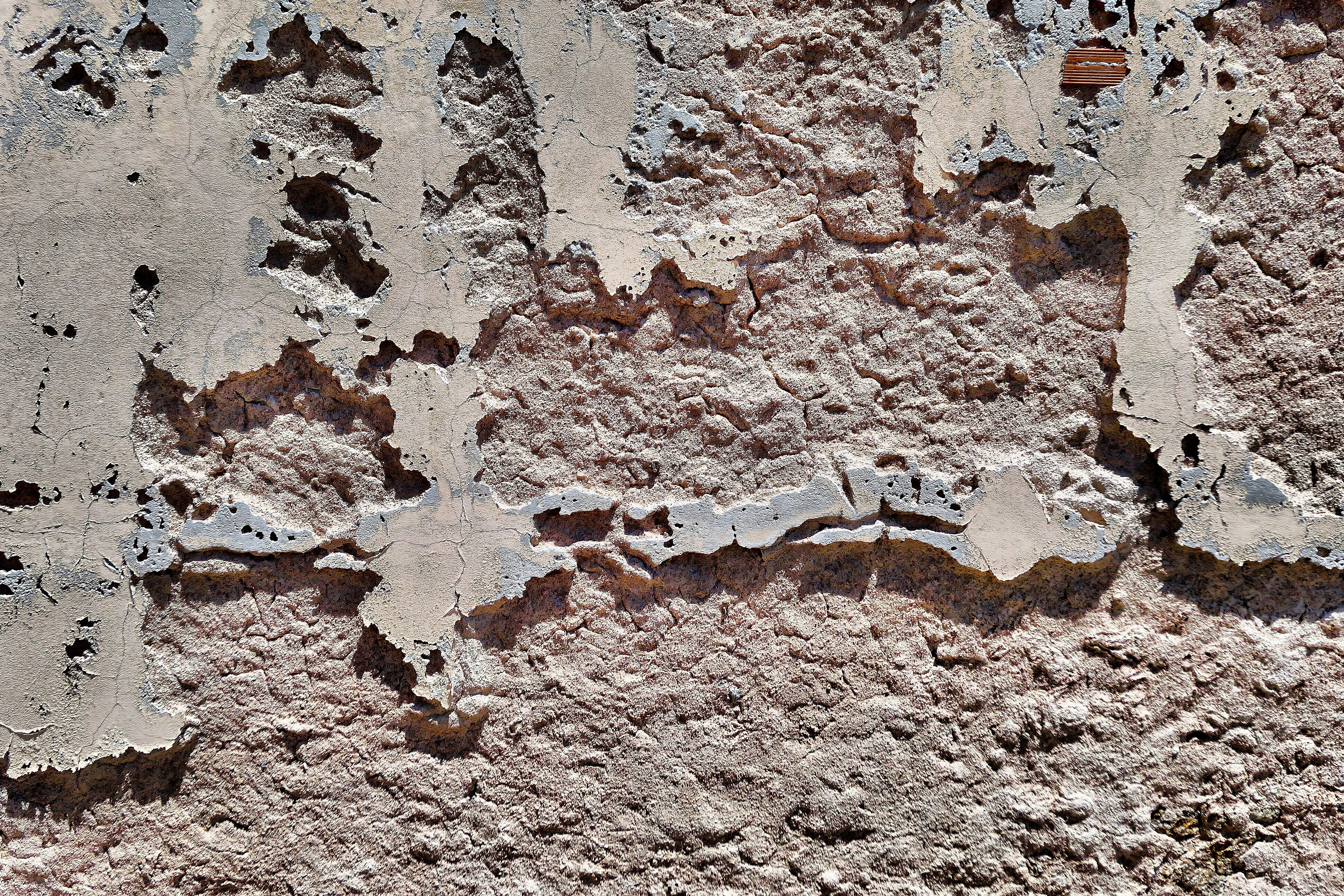 Nahaufnahme einer Wand mit abblätternder Farbe