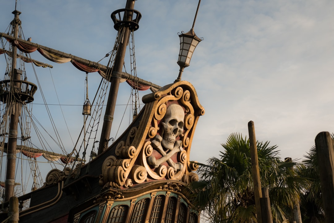 A pirate ship with a skull and cross bones on it