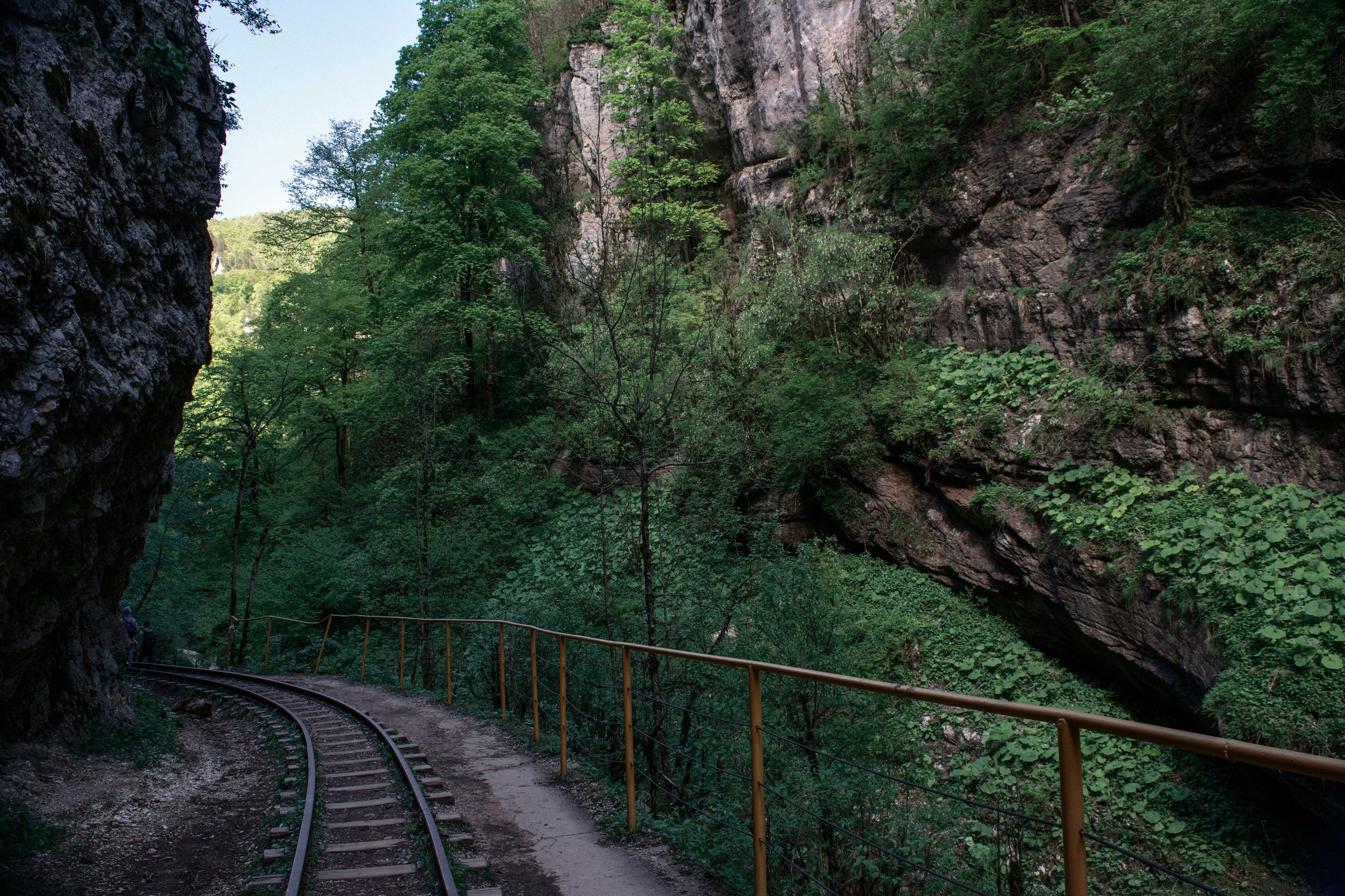 Eine Bahnstrecke, die durch einen Tunnel in den Bergen führt