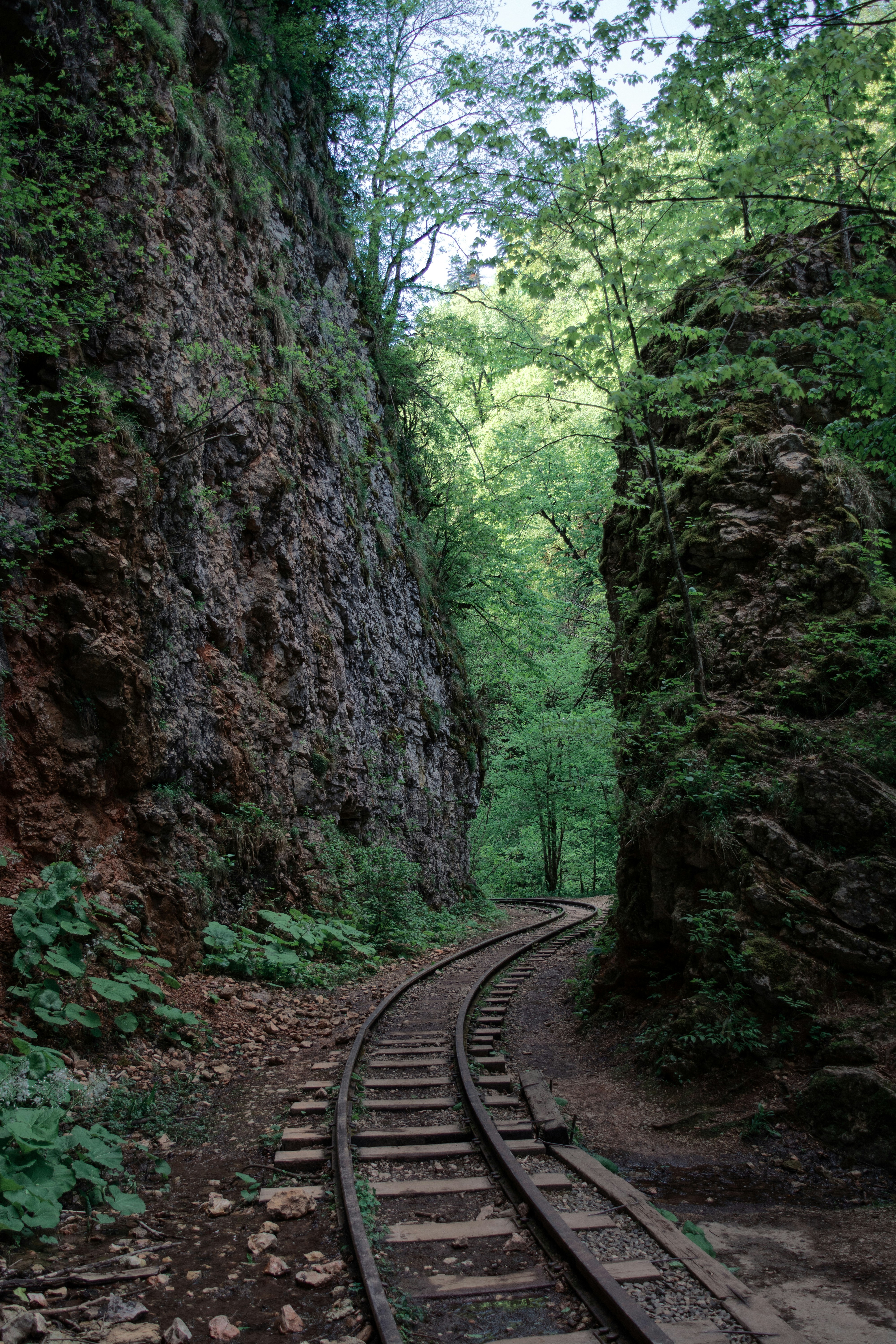Eine Bahnstrecke, die durch einen engen Tunnel führt