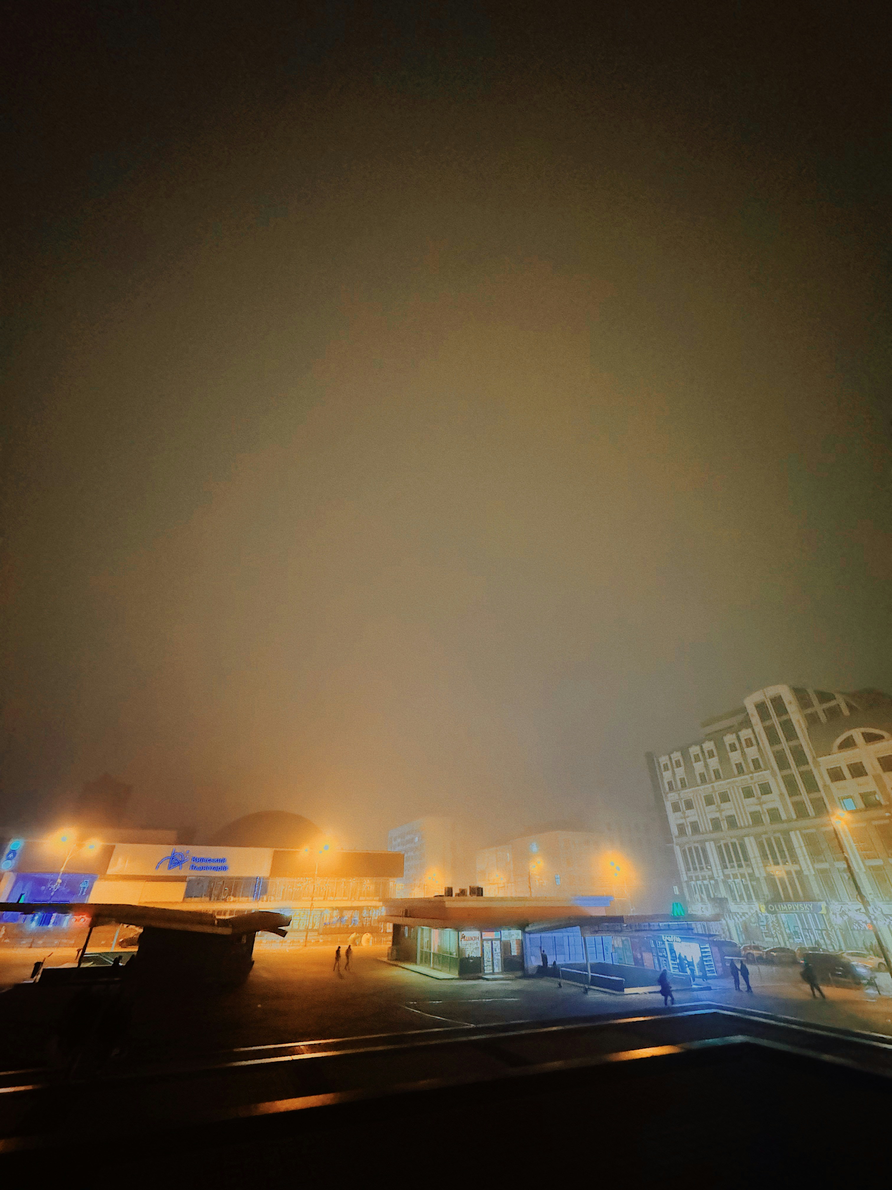 건물을 배경으로 한 공항의 안개 낀 밤 사진 – Unsplash의 무료 어둠 이미지, image size:3000x4000