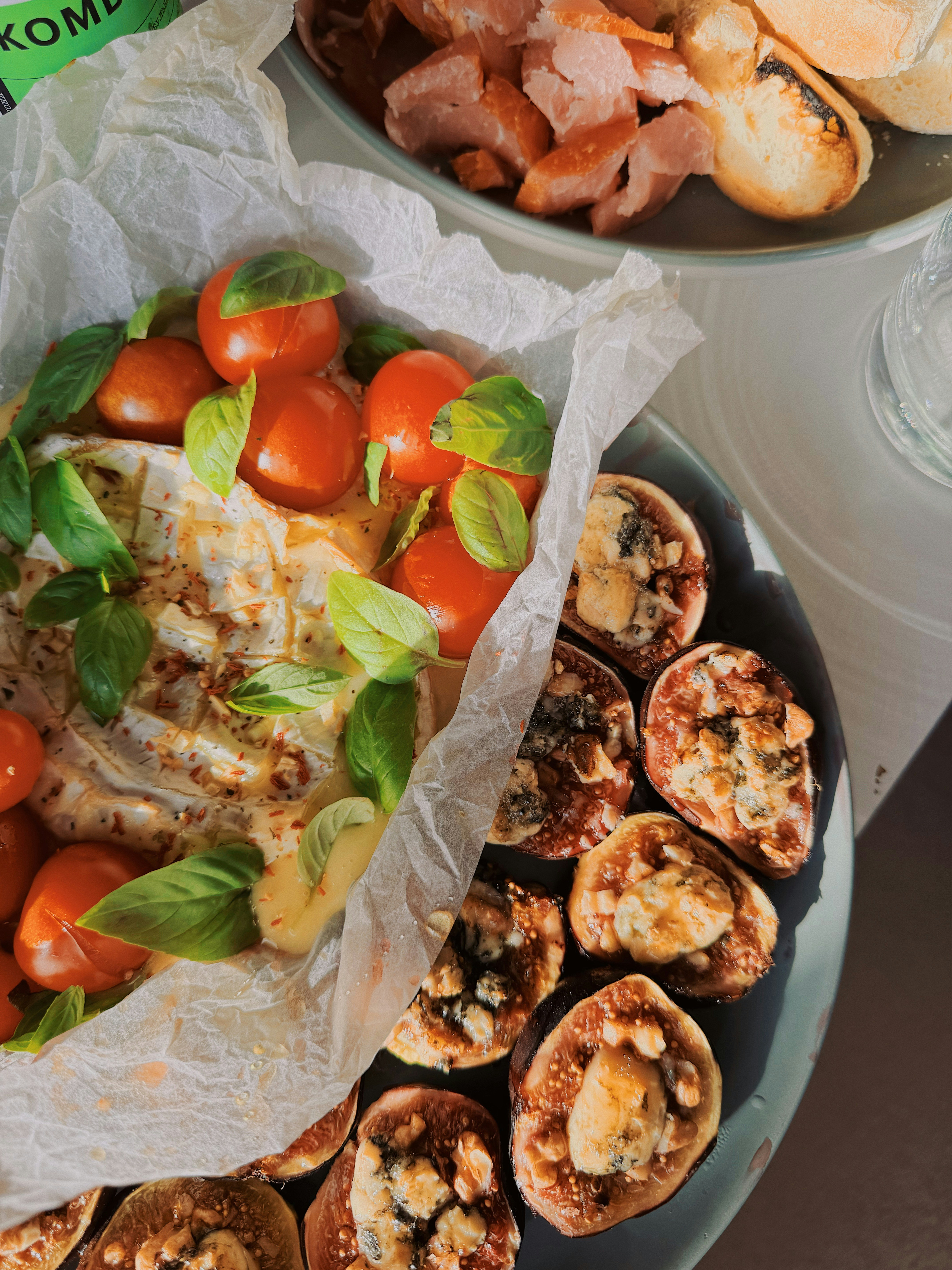 Bacalao al Horno con Ensalada Mediterránea de Garbanzos y Tomate