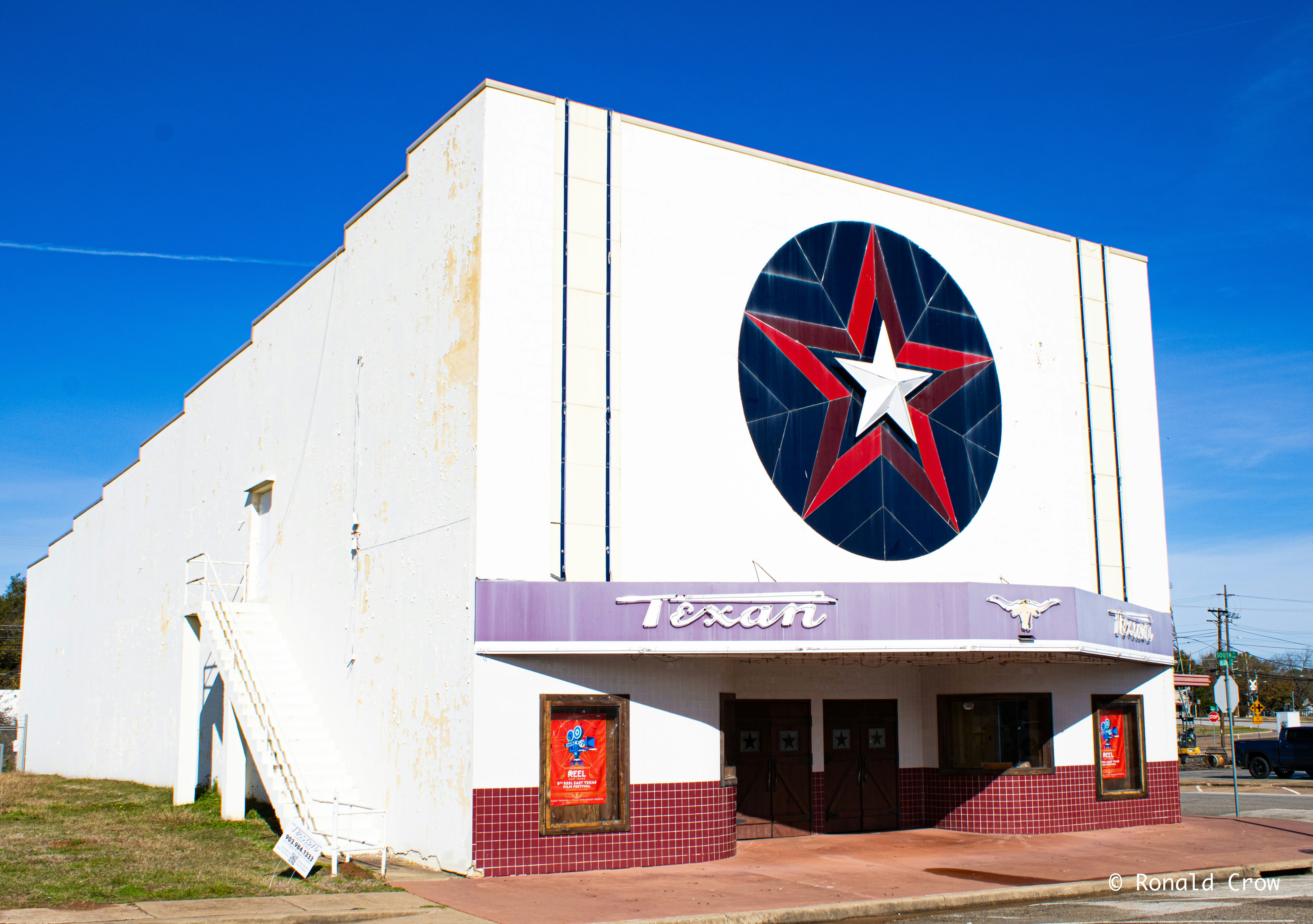 Un grande edificio bianco con una stella rossa su di esso