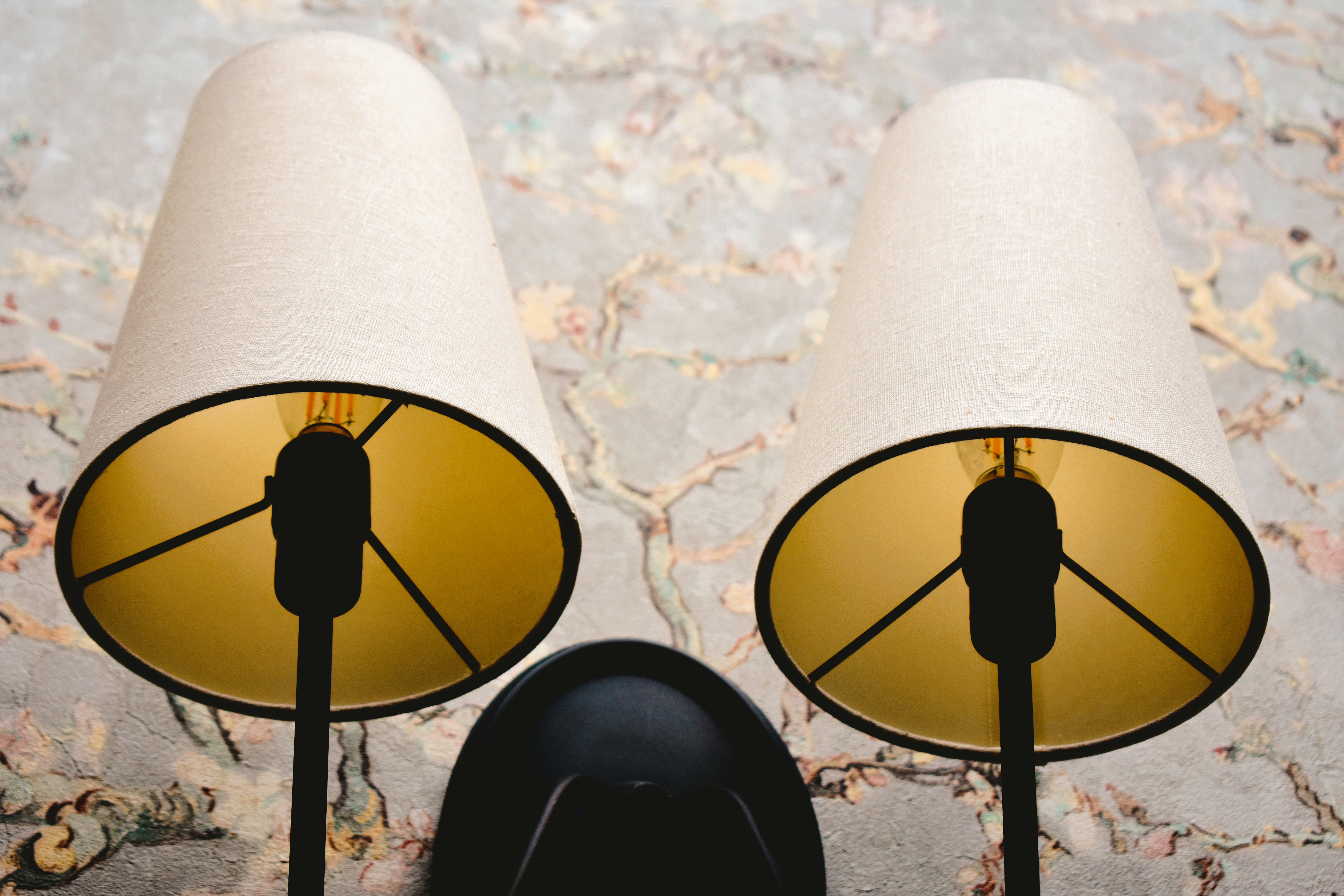 Quelques lampes posées sur une table