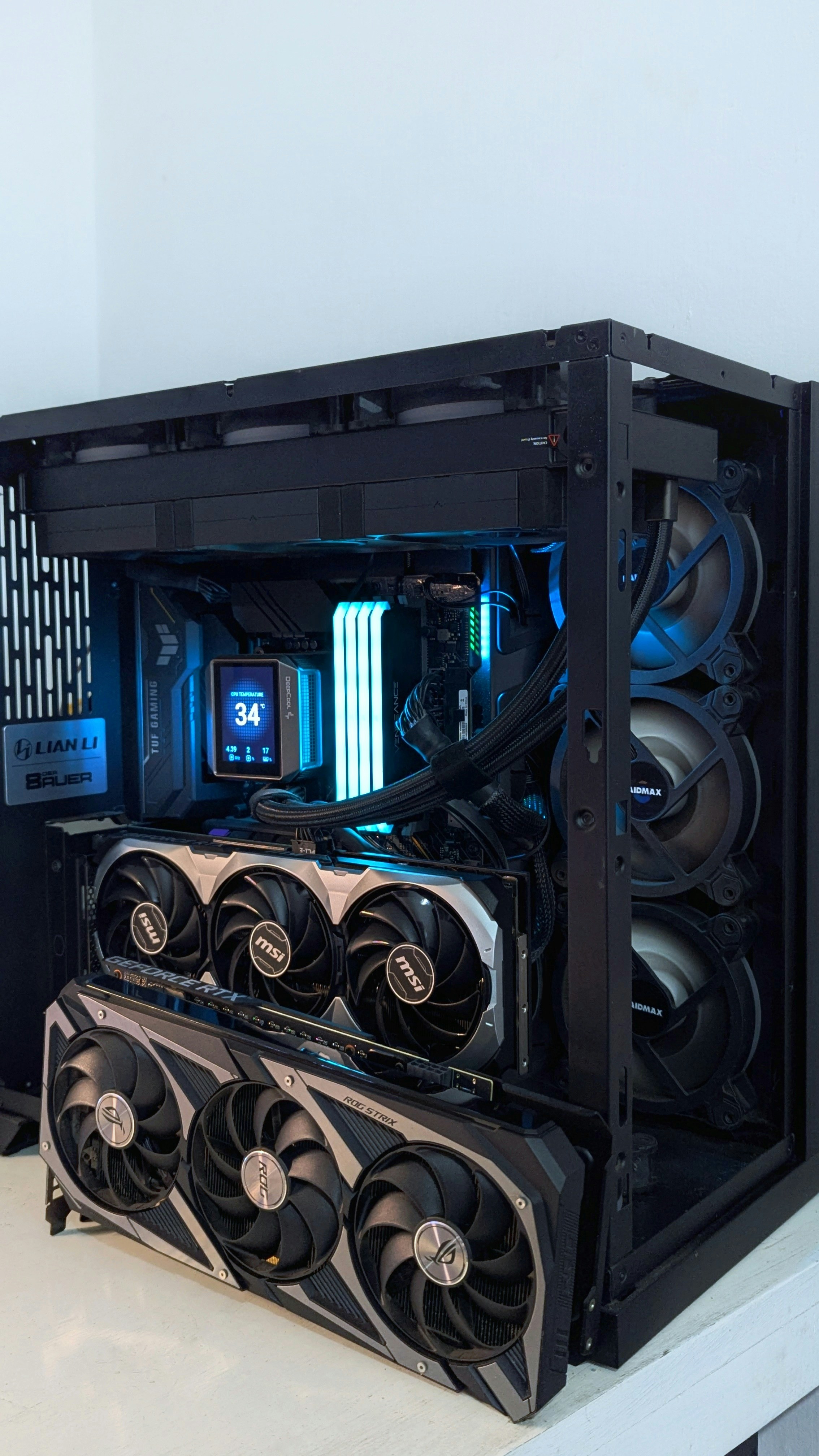 Schwarzer High-End Gaming PC mit RGB-Beleuchtung