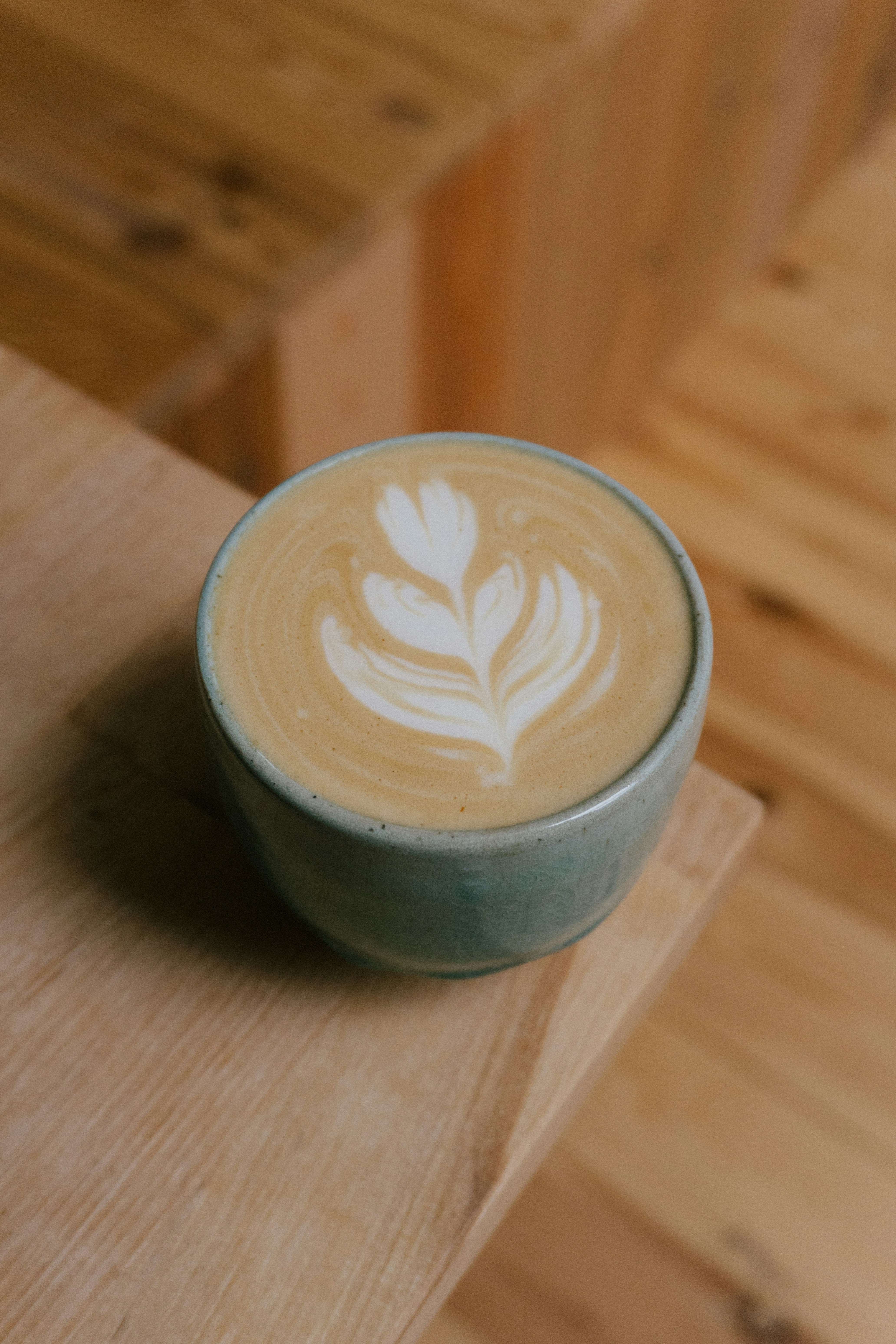 Un capuchino encima de una mesa de madera