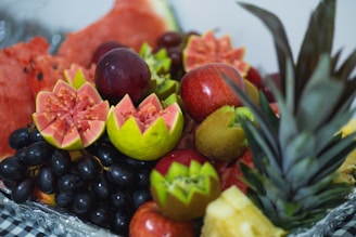 Um close de um monte de frutas sobre uma mesa