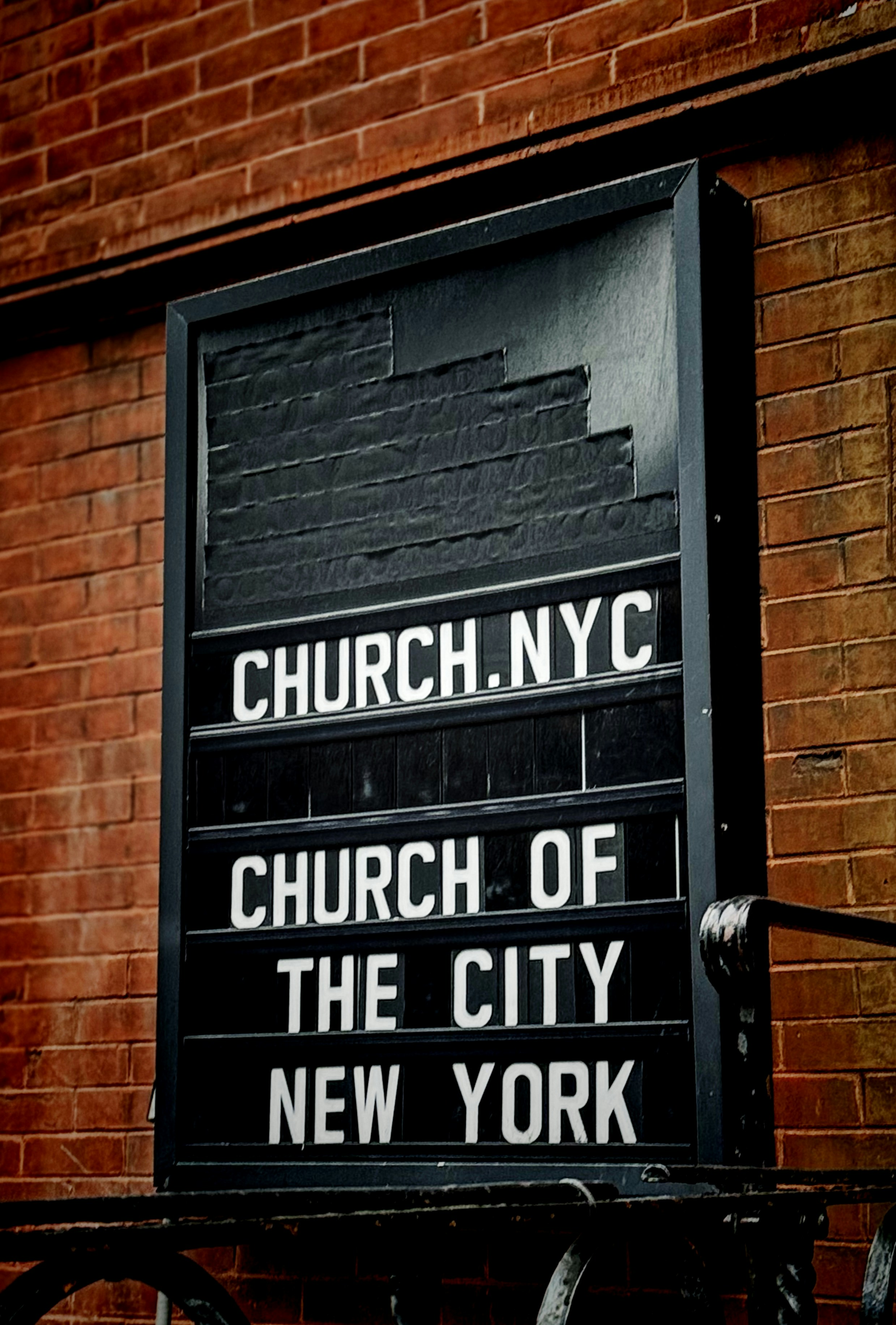 Ein Kirchenschild an der Seite eines Gebäudes