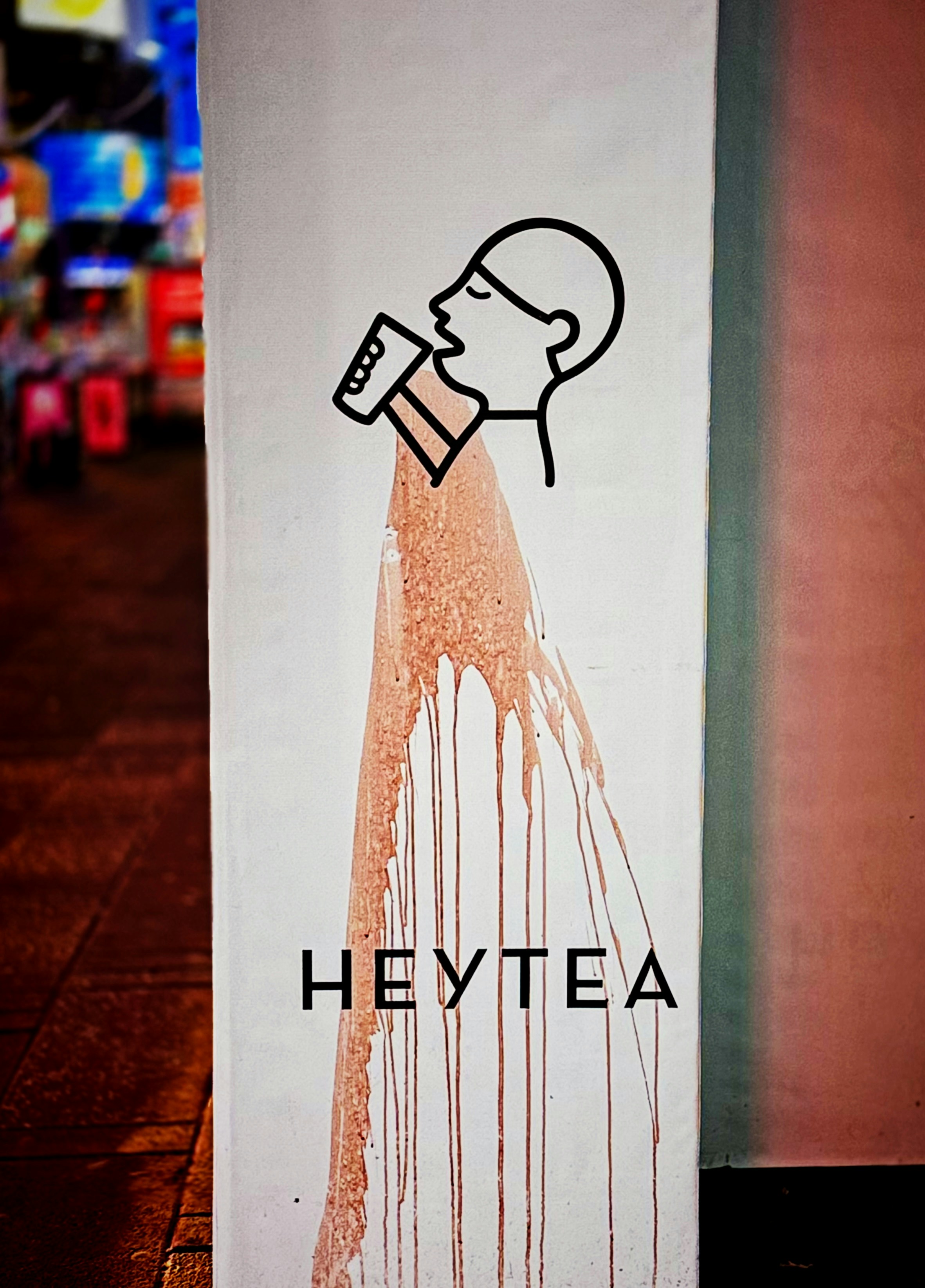 Ein Schild mit dem Bild eines Mannes, der einen Pinsel hält