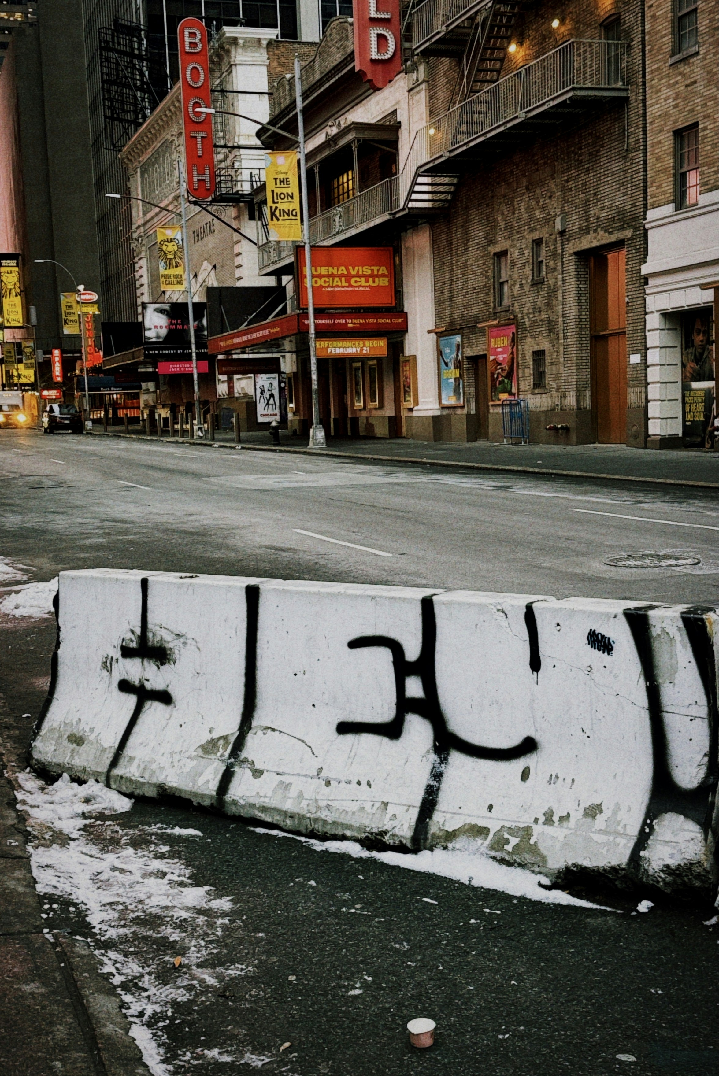 Graffiti am Straßenrand in einer Stadt
