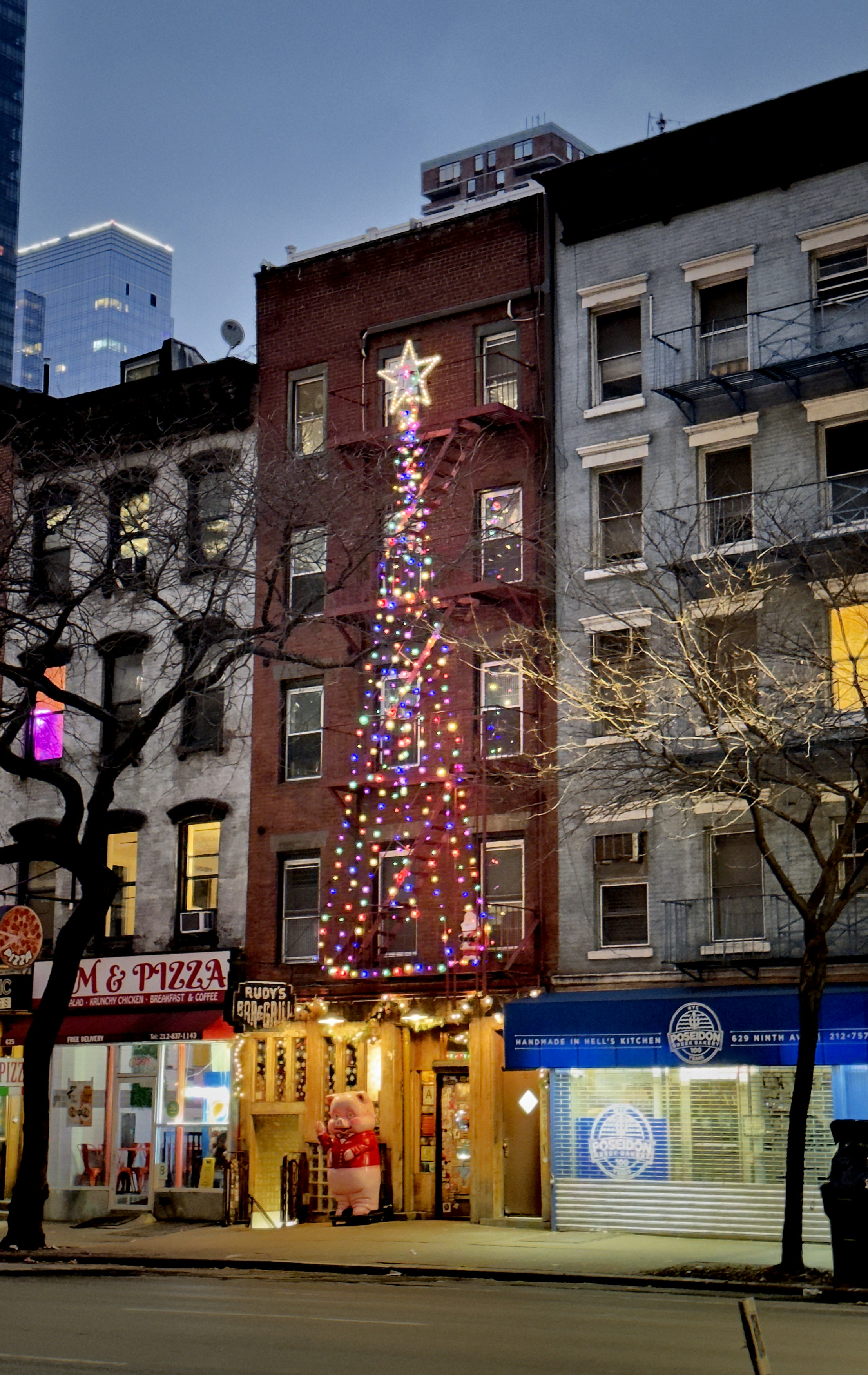 Mitten auf einer Straße in der Stadt wird ein Weihnachtsbaum beleuchtet
