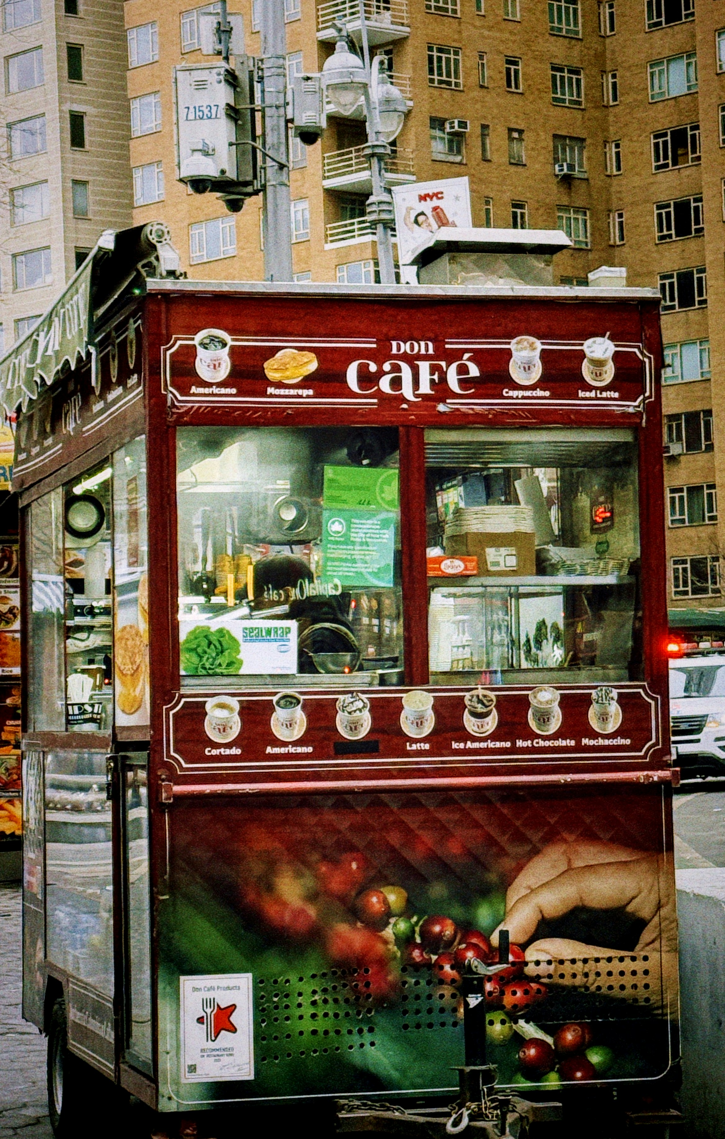 Ein Imbisswagen, der am Straßenrand geparkt ist