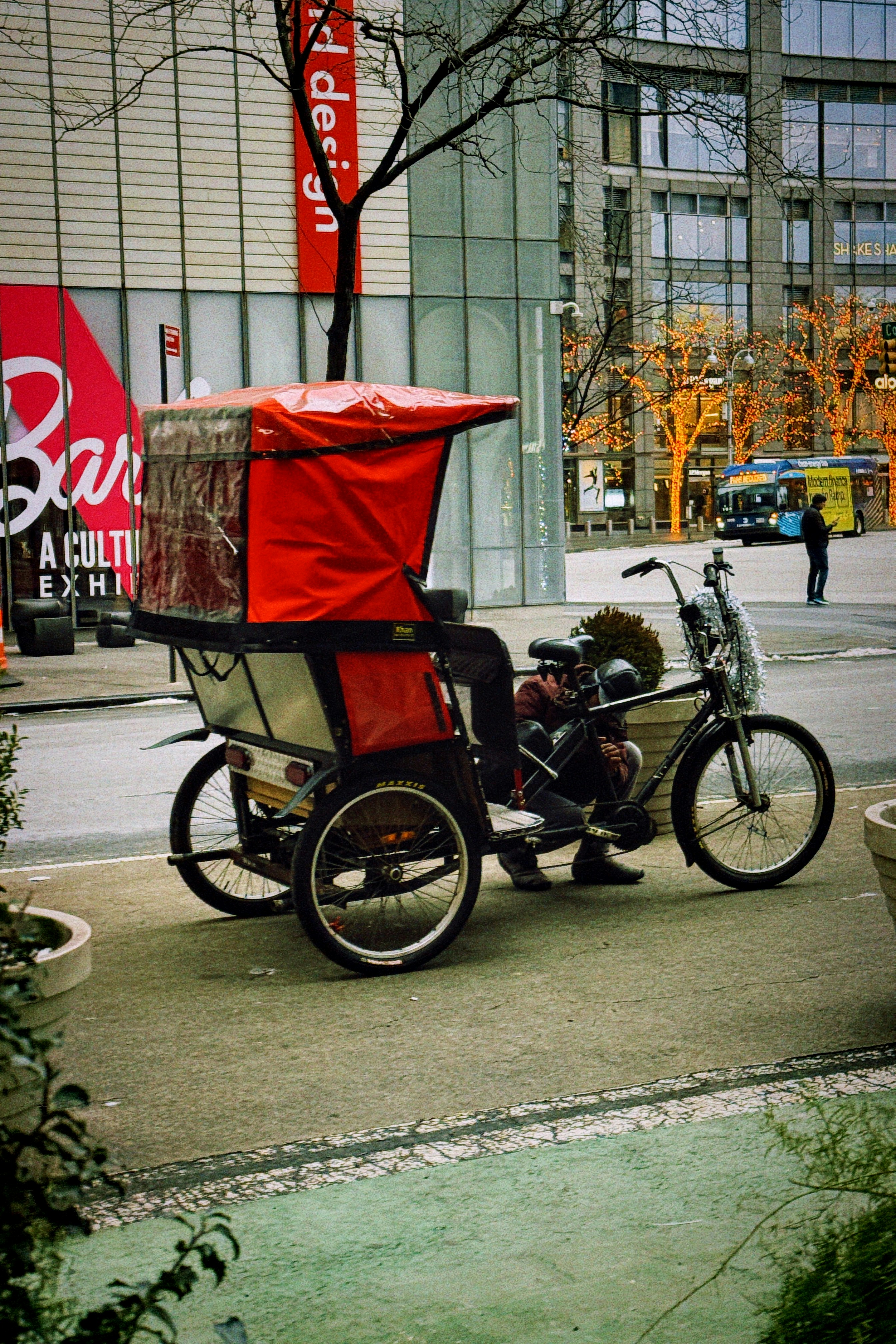 Ein Mann, der eine Rikscha fährt, mit einem Baby auf dem Rücksitz