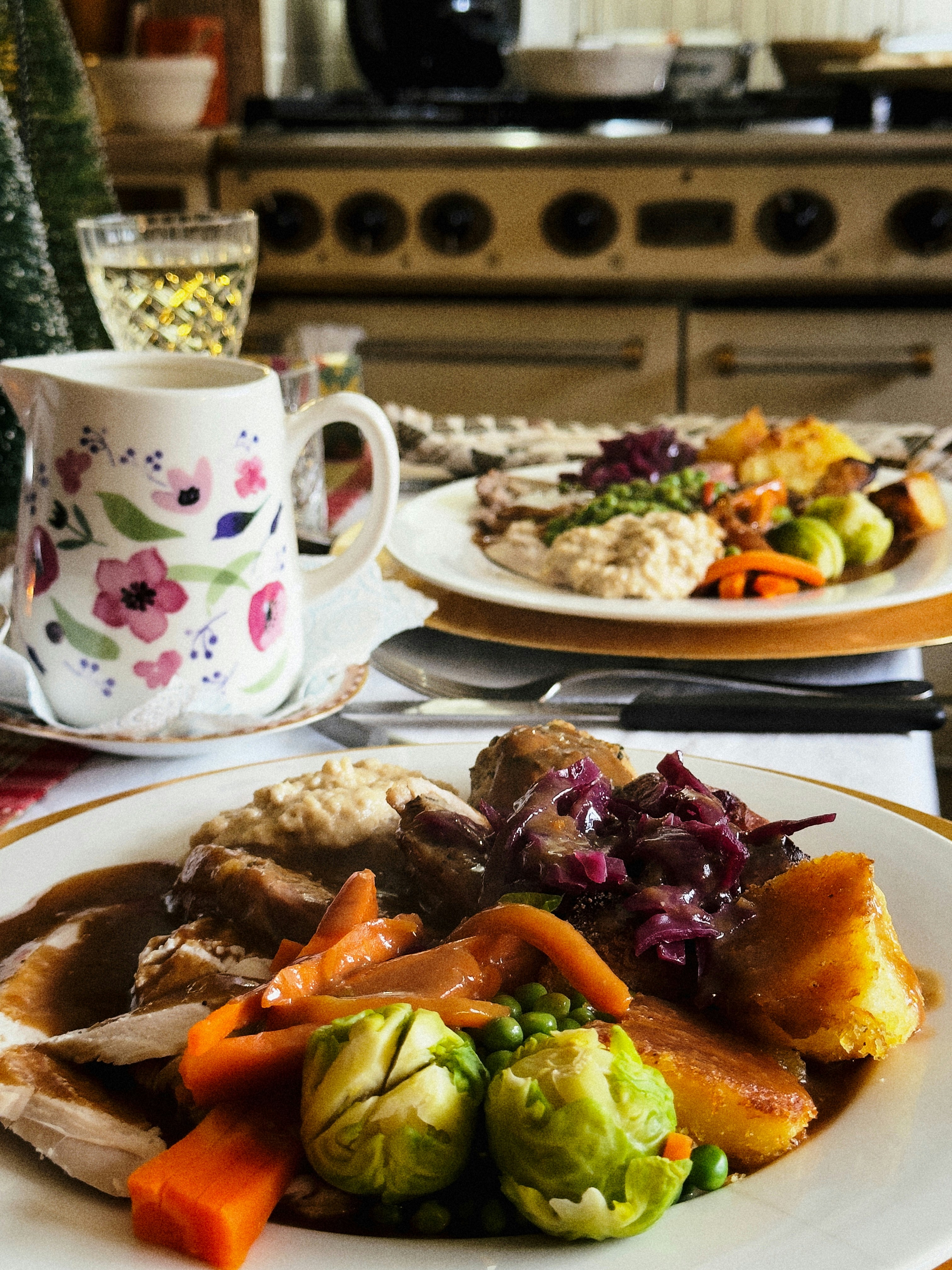 Un plato de comida en una mesa en una cocina