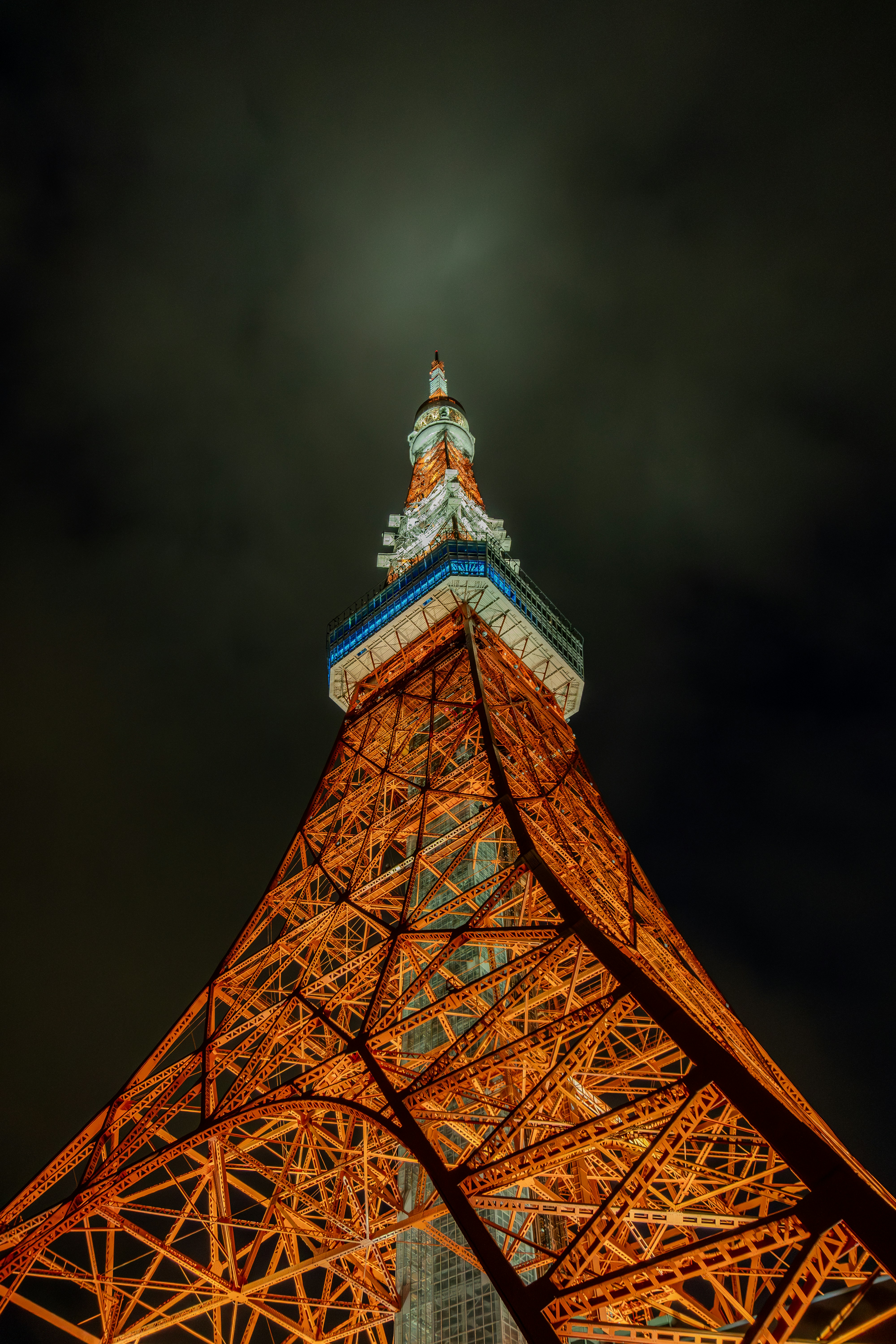 The eiffel tower is lit up at night