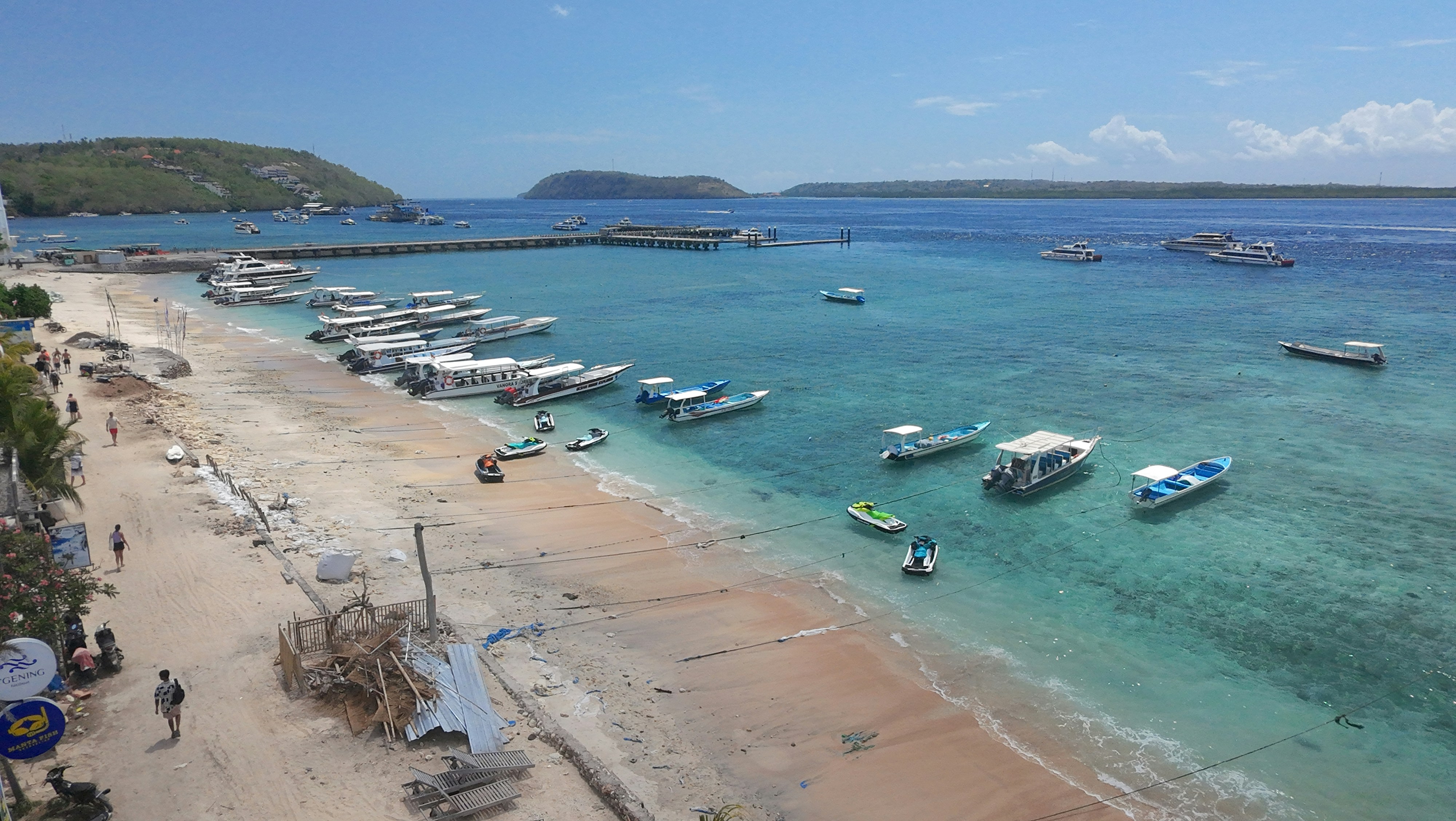 Eine Gruppe von Booten, die im Wasser sitzen