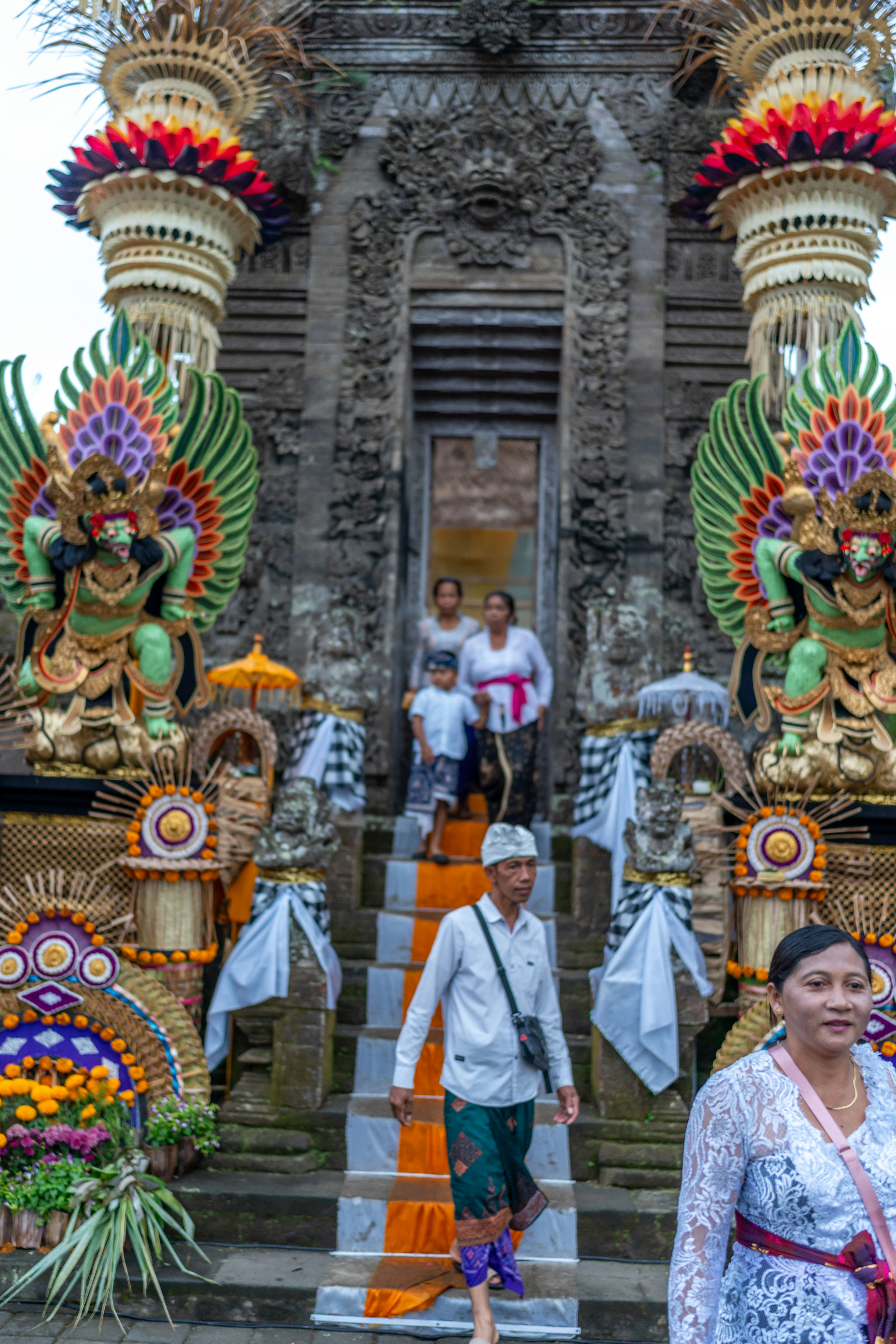 Eine Gruppe von Menschen, die vor einem Gebäude stehen