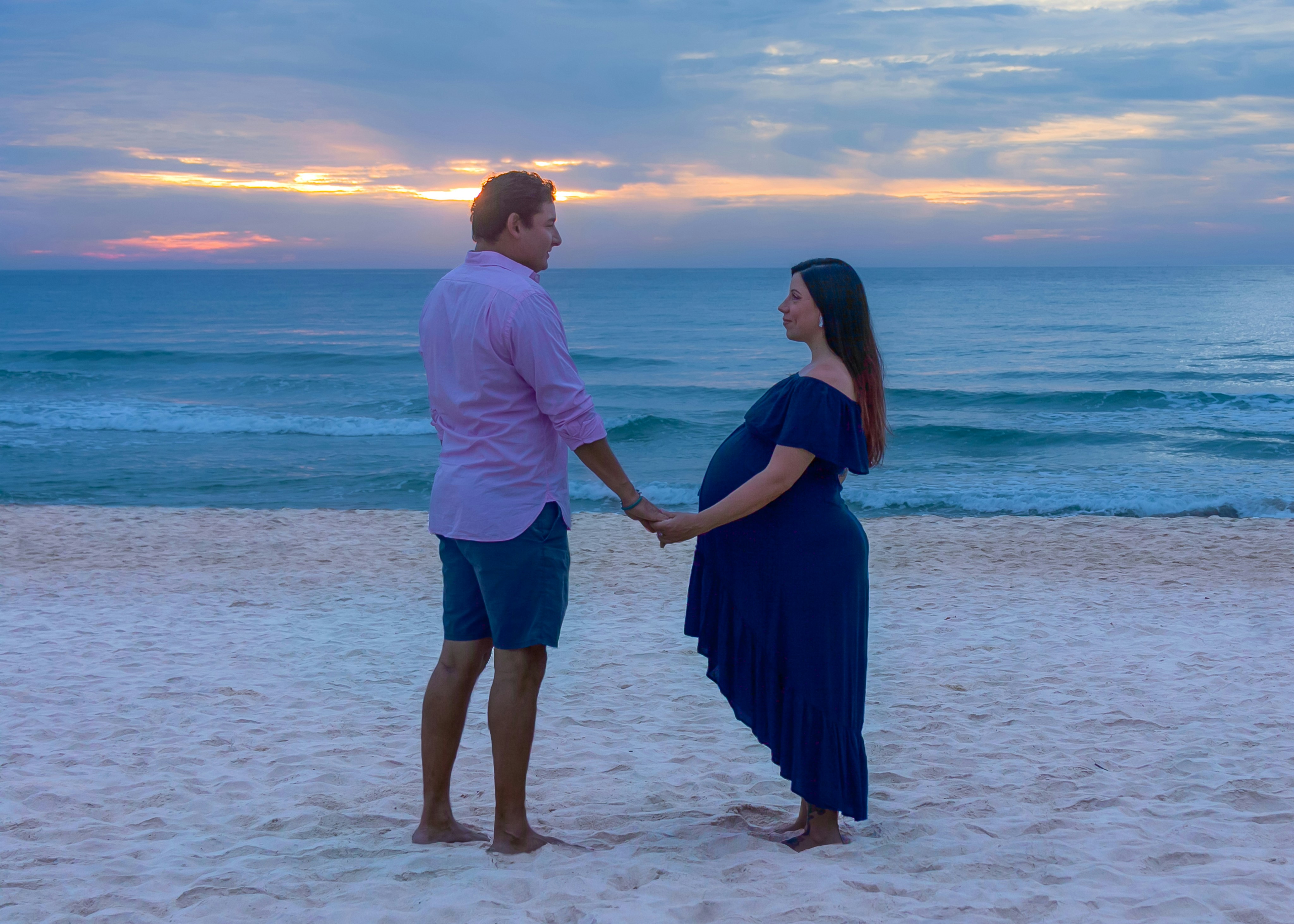 Ein Mann und eine Frau, die sich an den Händen halten, am Strand