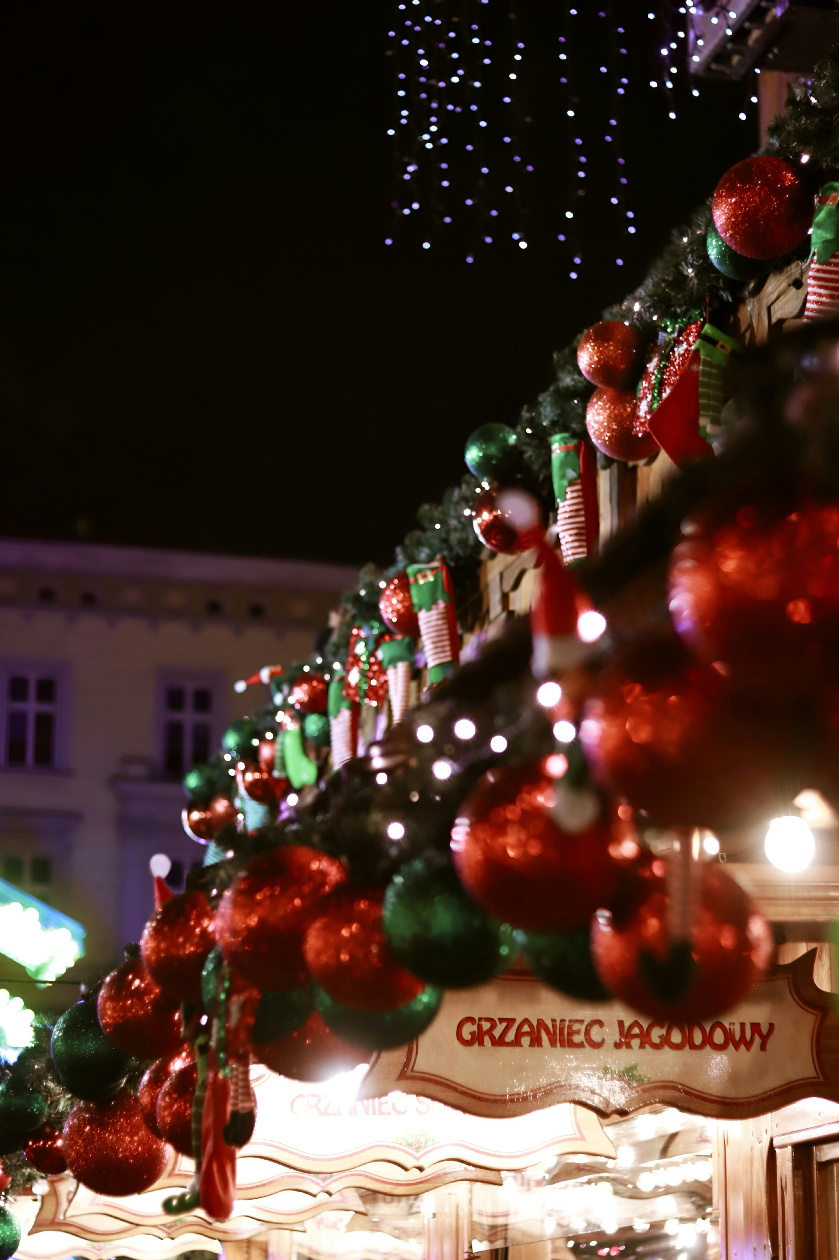 A street filled with lots of christmas decorations