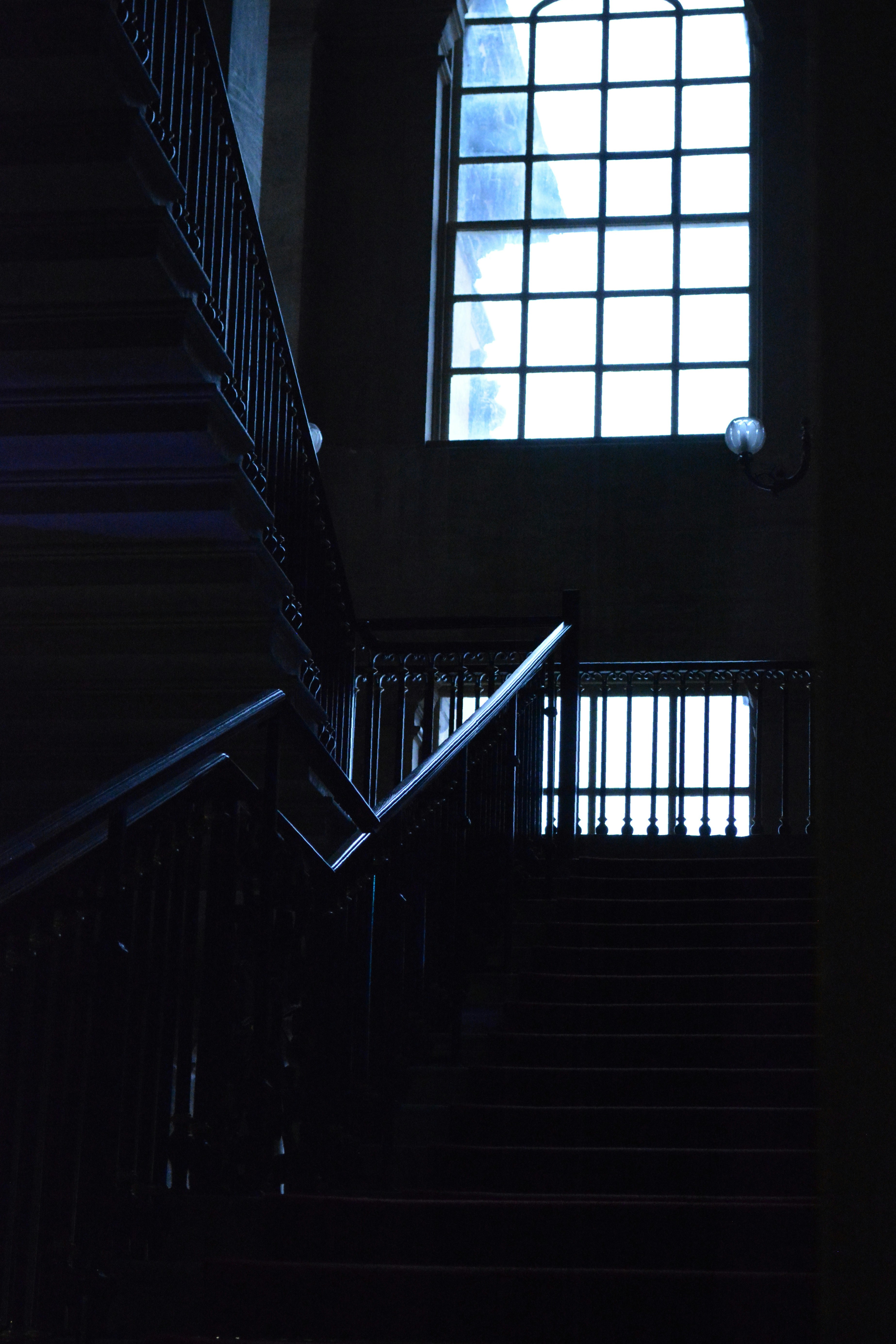 Una escalera que conduce a una gran ventana en un edificio