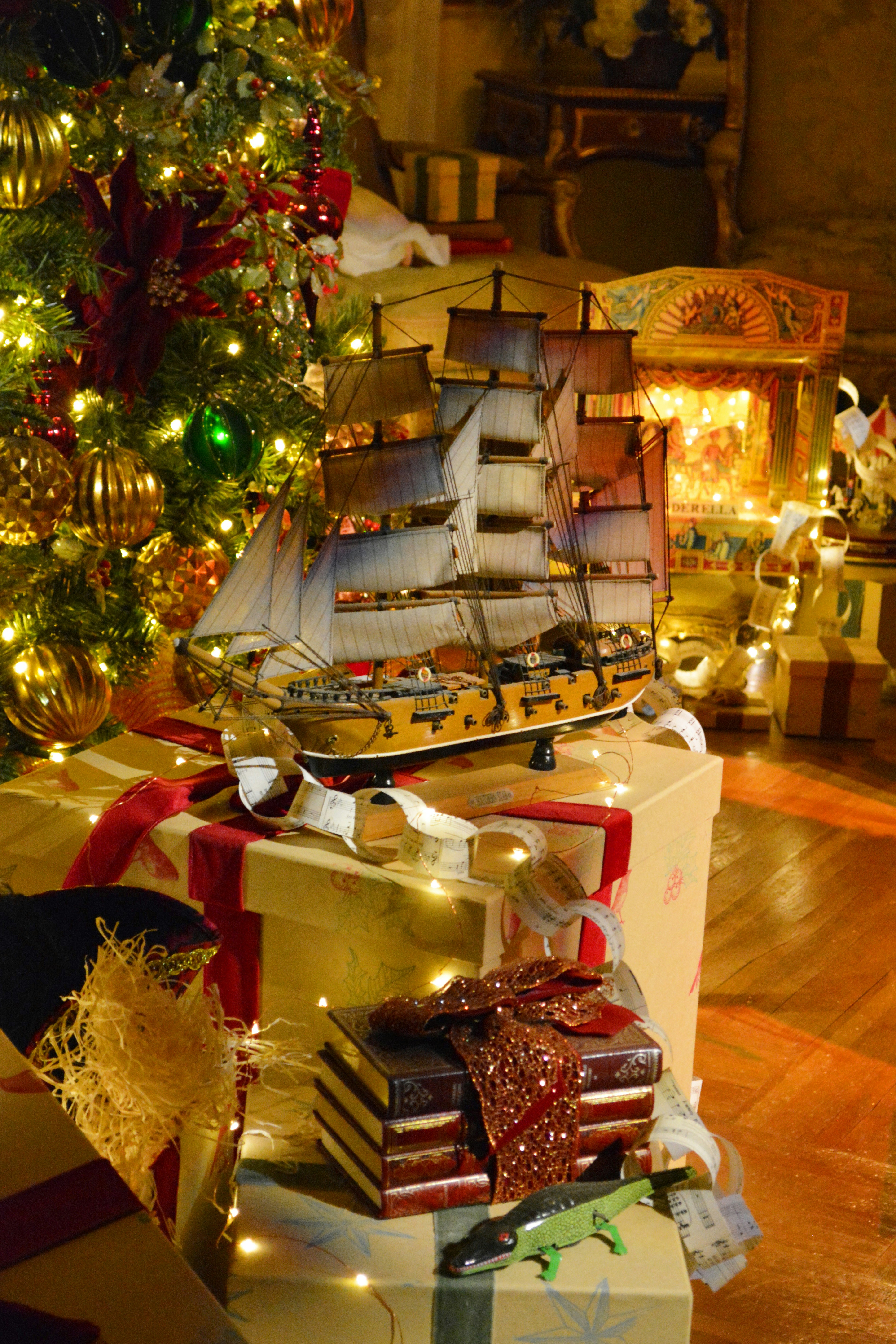 Un árbol de Navidad con regalos debajo