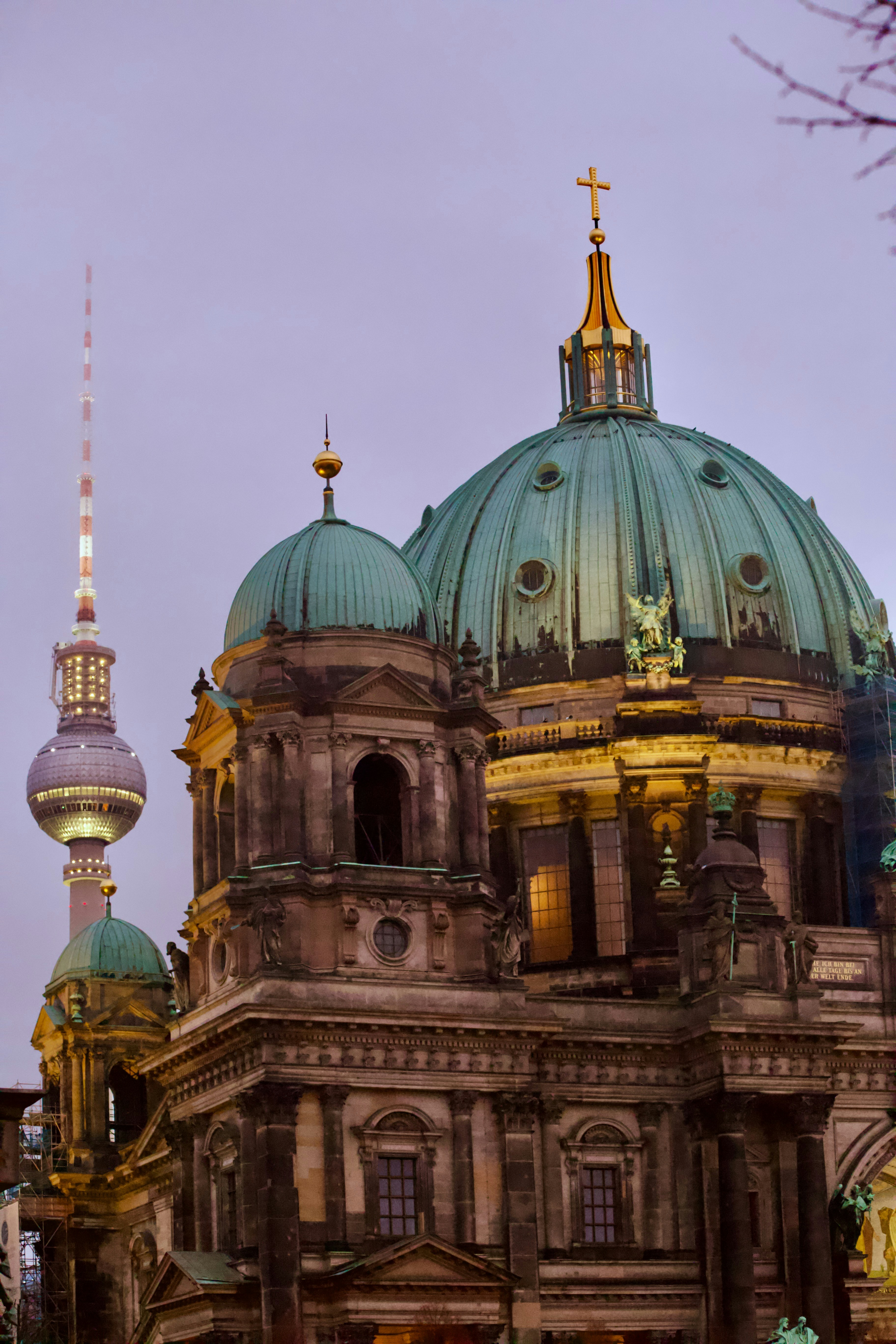 Ein großes Gebäude mit einer grünen Kuppel auf der Spitze