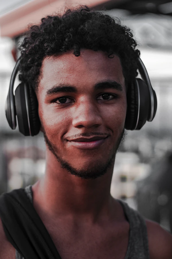 Pessoa sorrindo com fone de ouvido