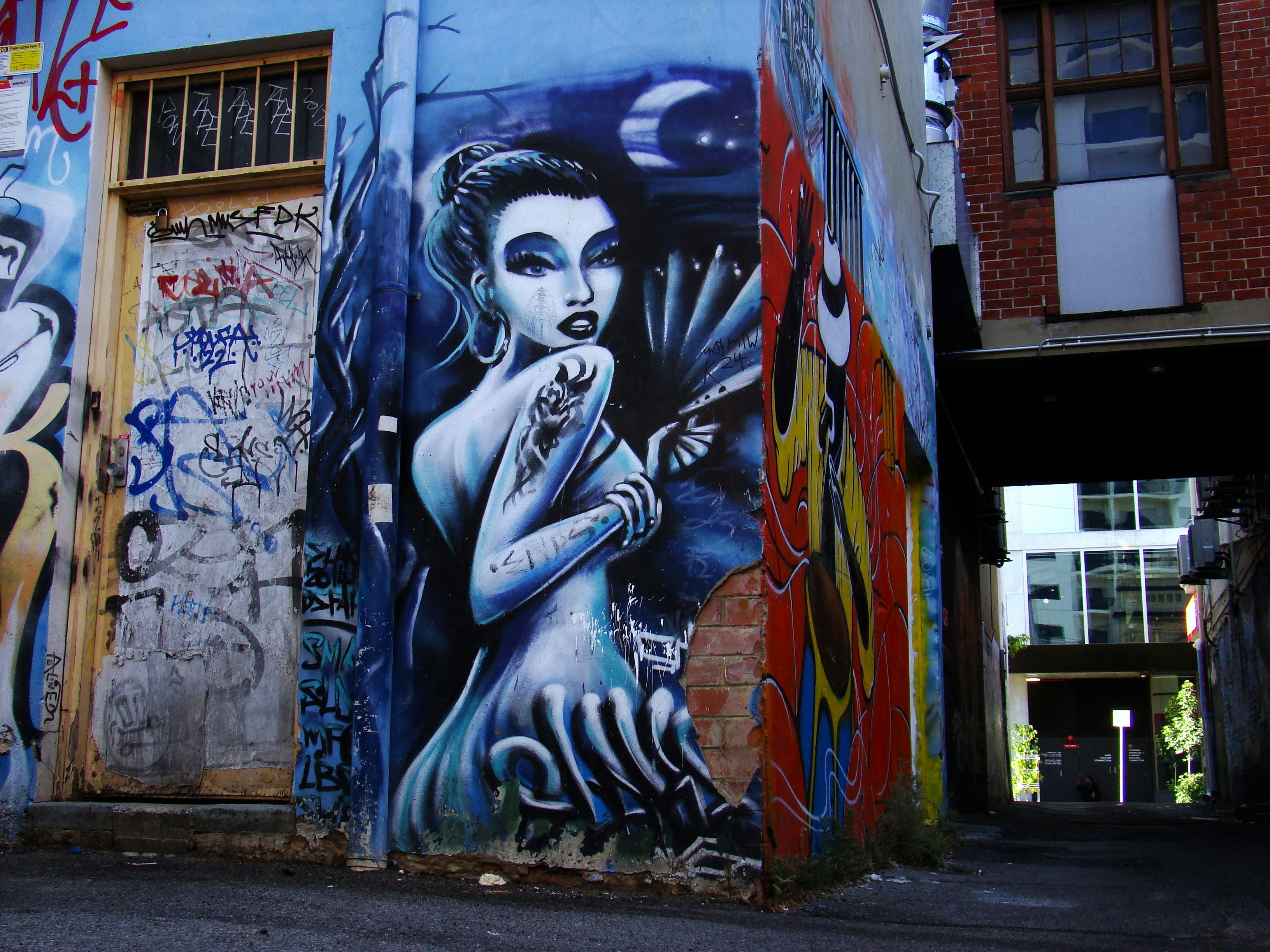 Ein Gebäude mit Graffiti an der Seite