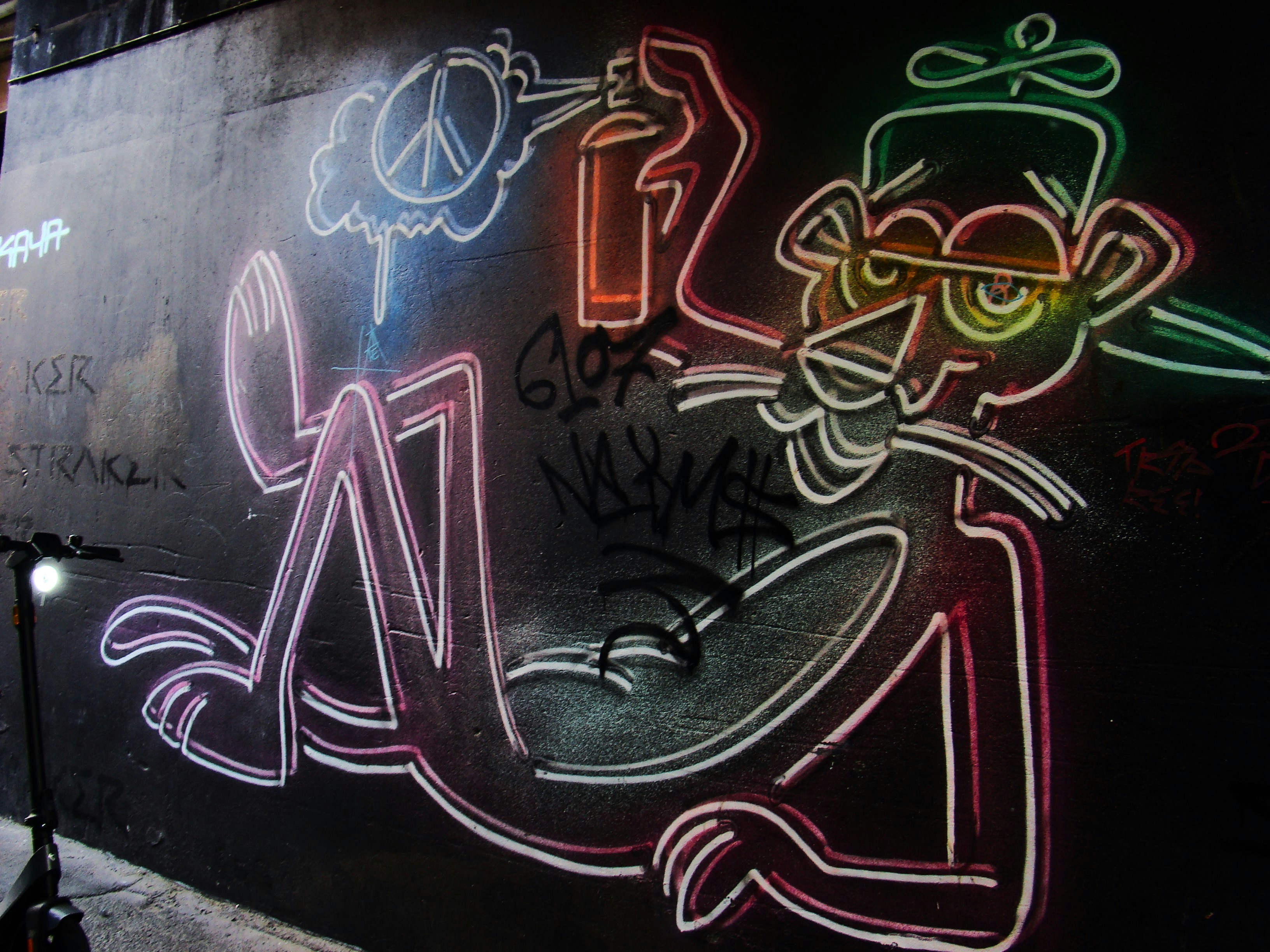 Salon décoré avec du street art