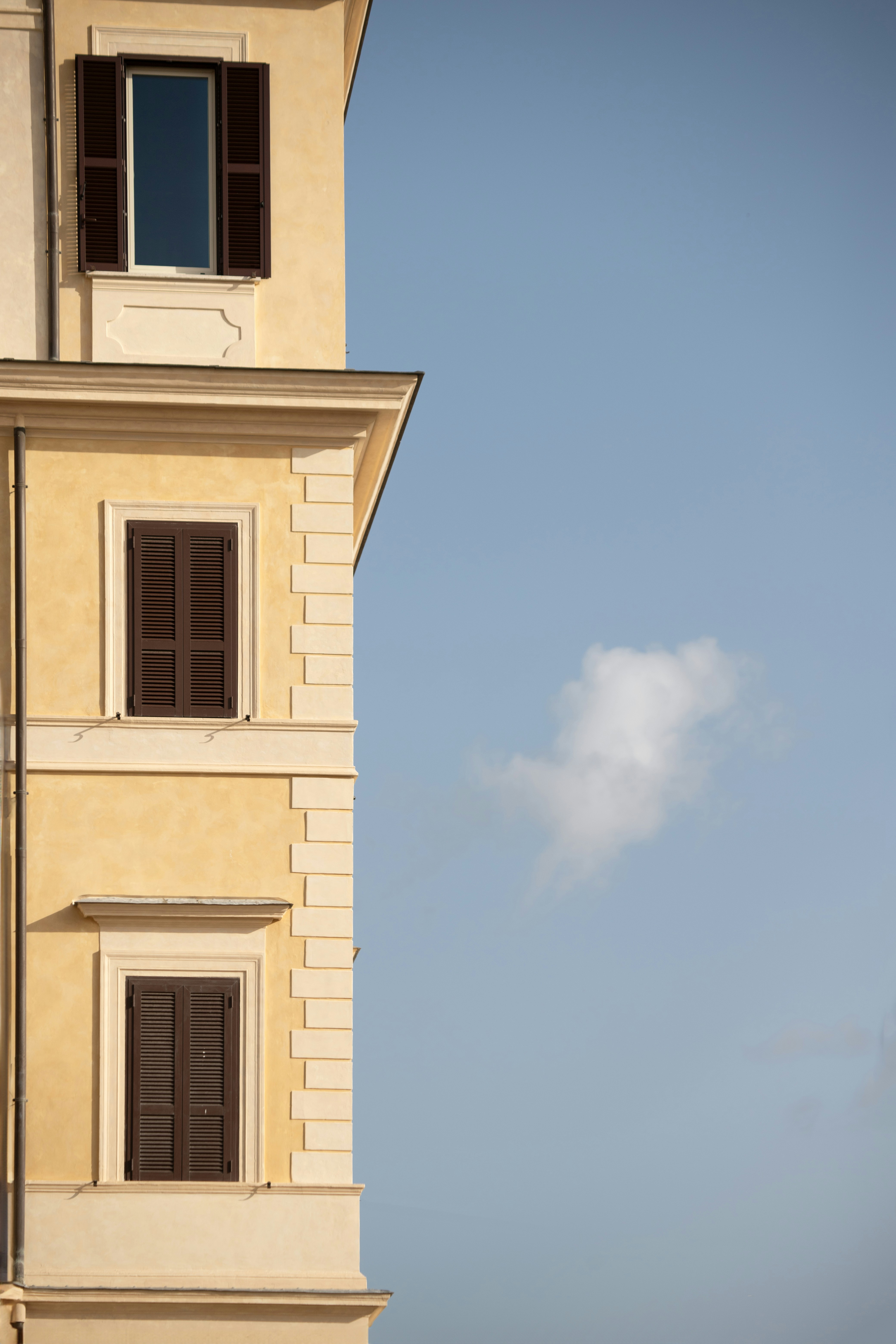 Un edificio alto con un reloj a un lado