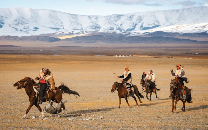 Groupe de cavaliers mongols dans la steppe