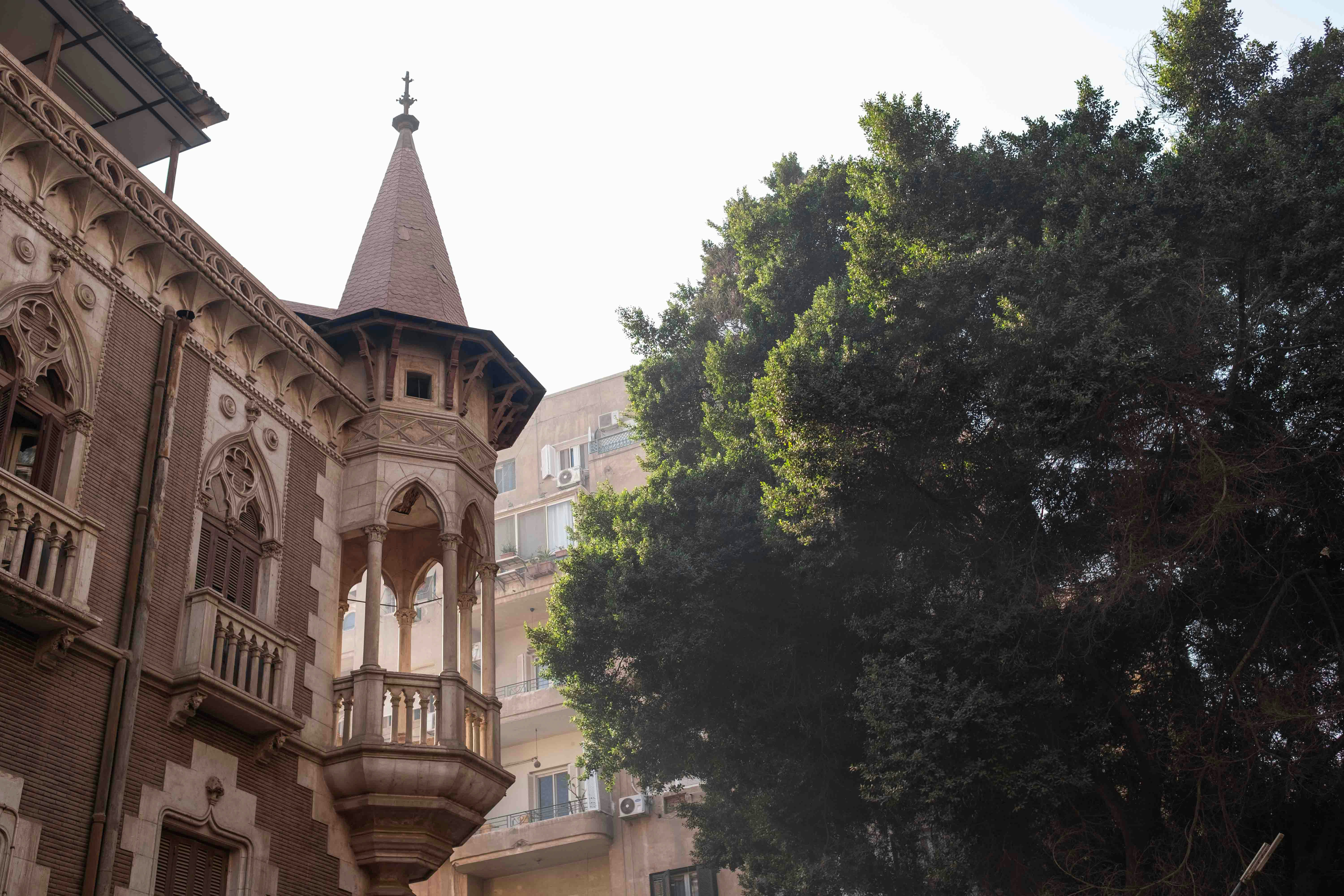 옆에 시계가 있는 고층 건물