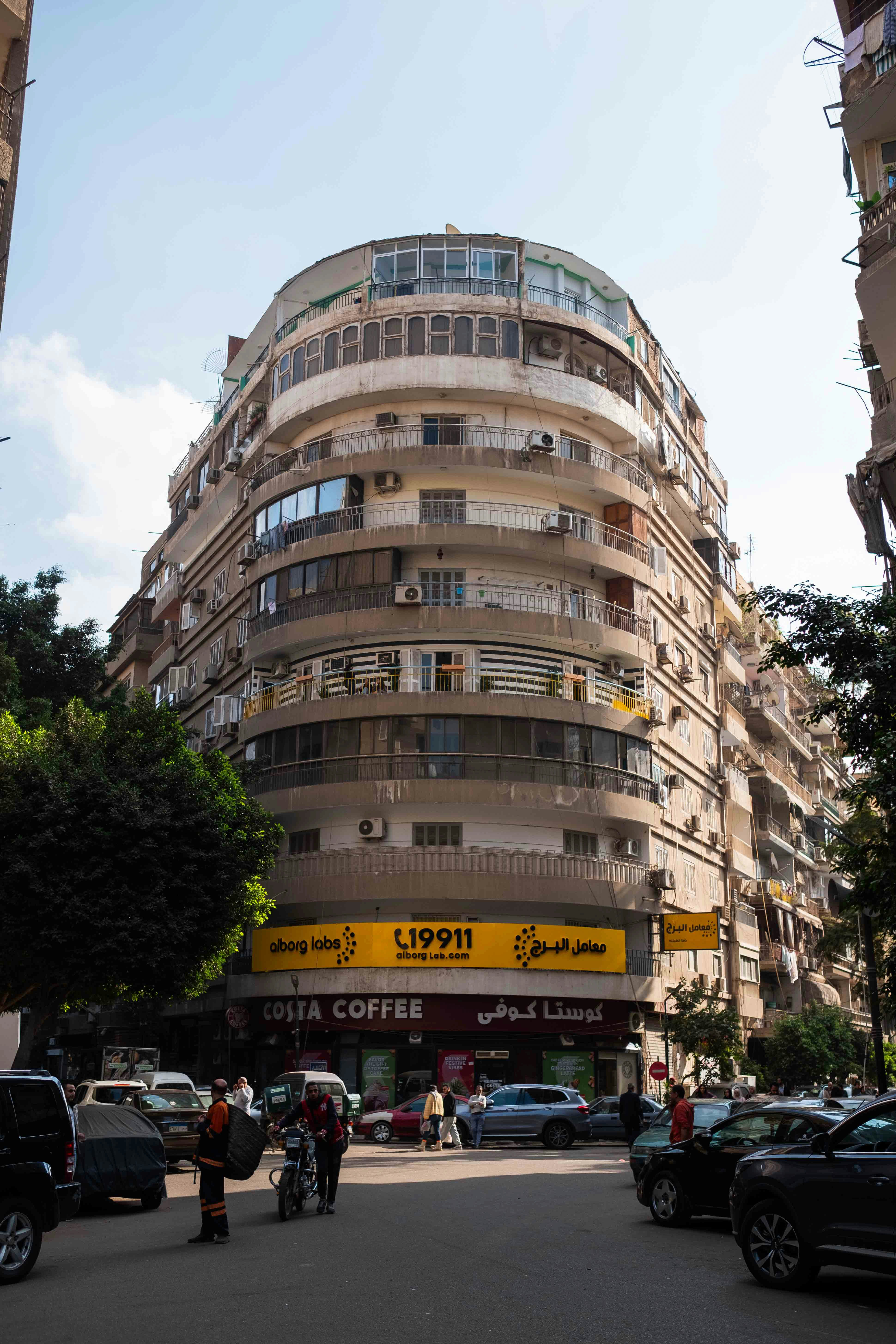 양쪽에 자동차가 주차되어 있는 도시 거리